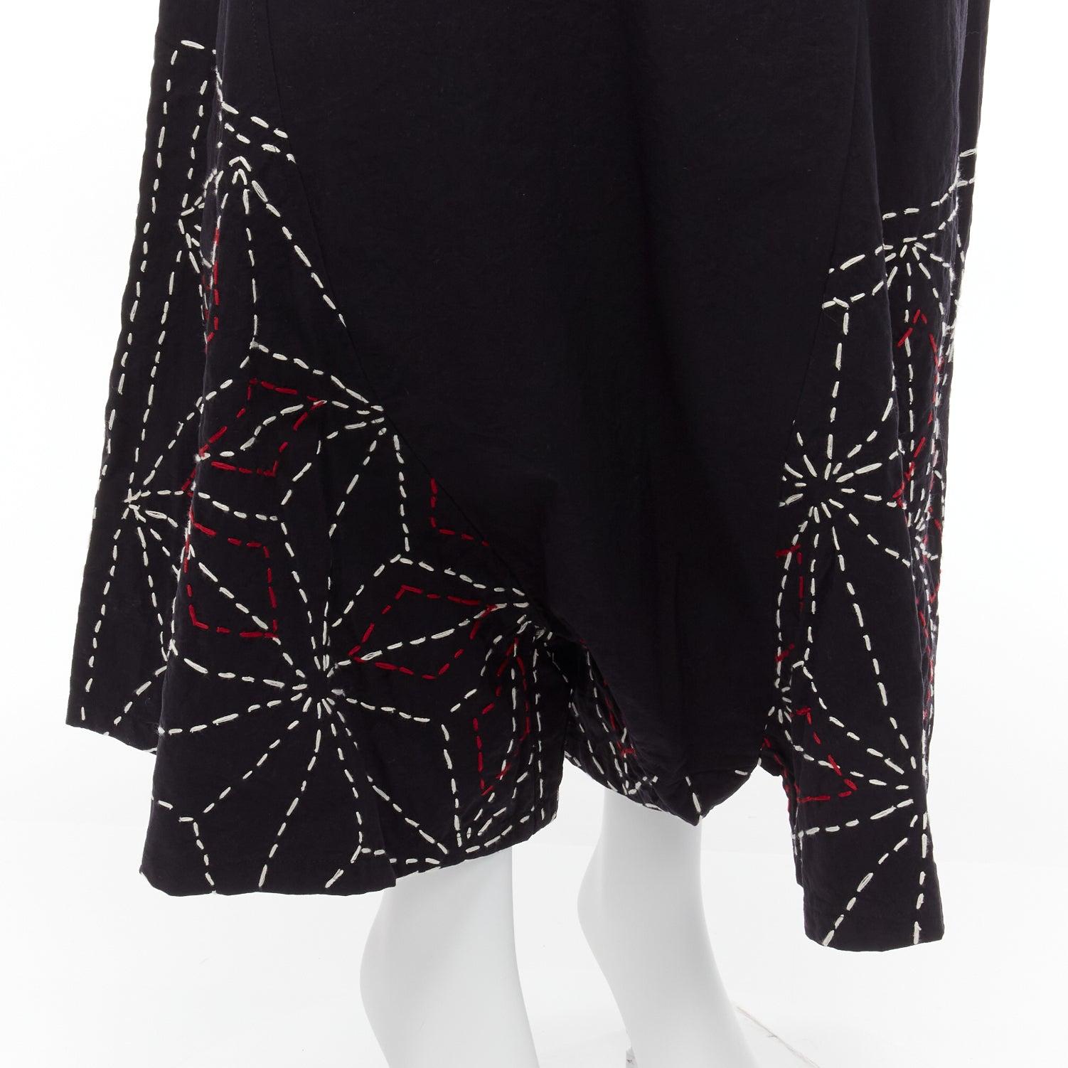 rare Y'S YOHJI YAMAMOTO red white hand stitched detail asymmetric harem pants JP2 M
Reference: CAWG/A00290
Brand: Yohji Yamamoto
Collection: Y'S
Material: Nylon
Color: Black, Multicolour
Pattern: Abstract
Closure: Zip Fly
Extra Details: Dropped low