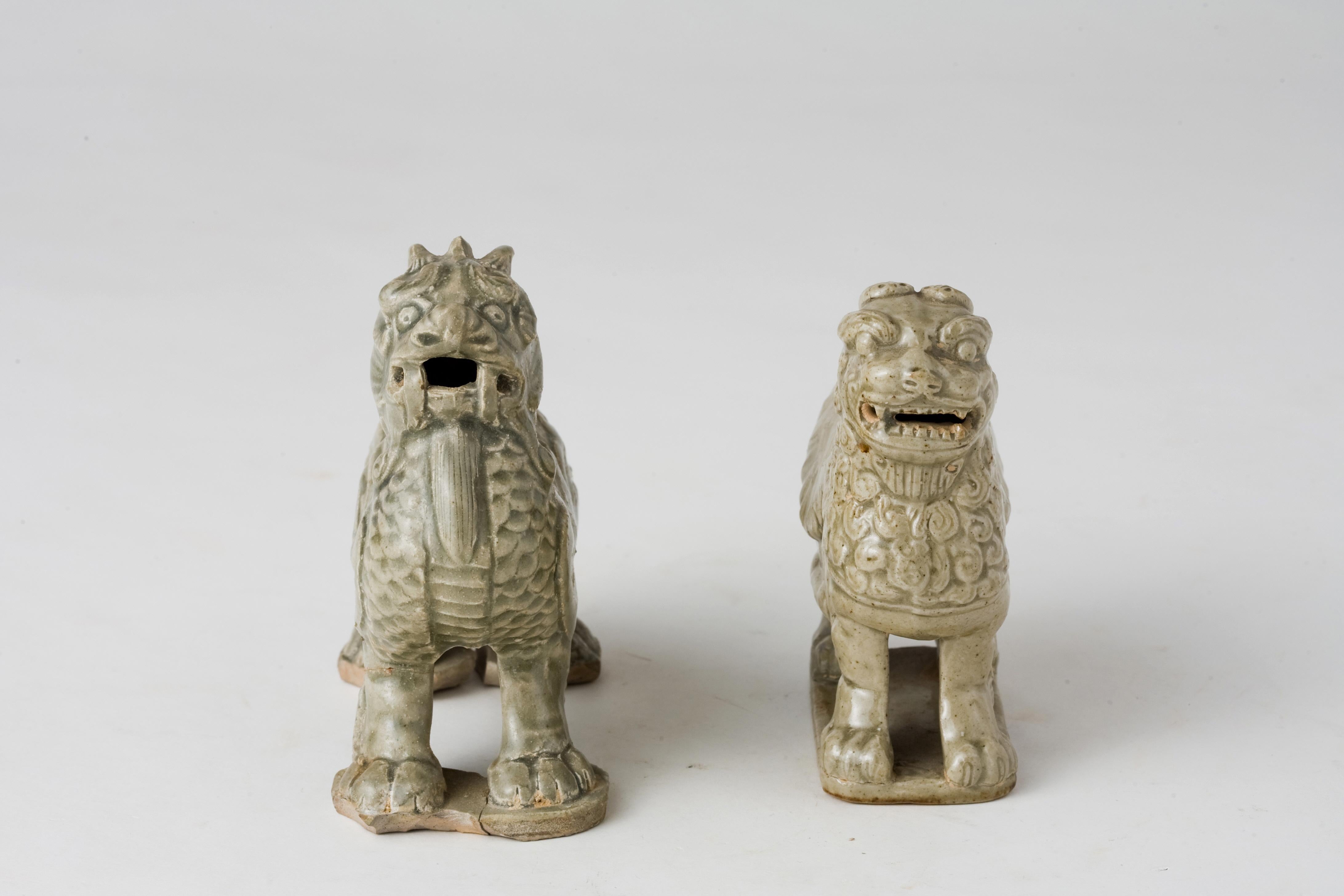 * Set item(Two statues)

The statue on the left seems to be a mythical beast standing in a poised and alert stance, with its mouth open as if roaring or breathing fire. Its body is covered in detailed carvings that resemble scales and feathers,