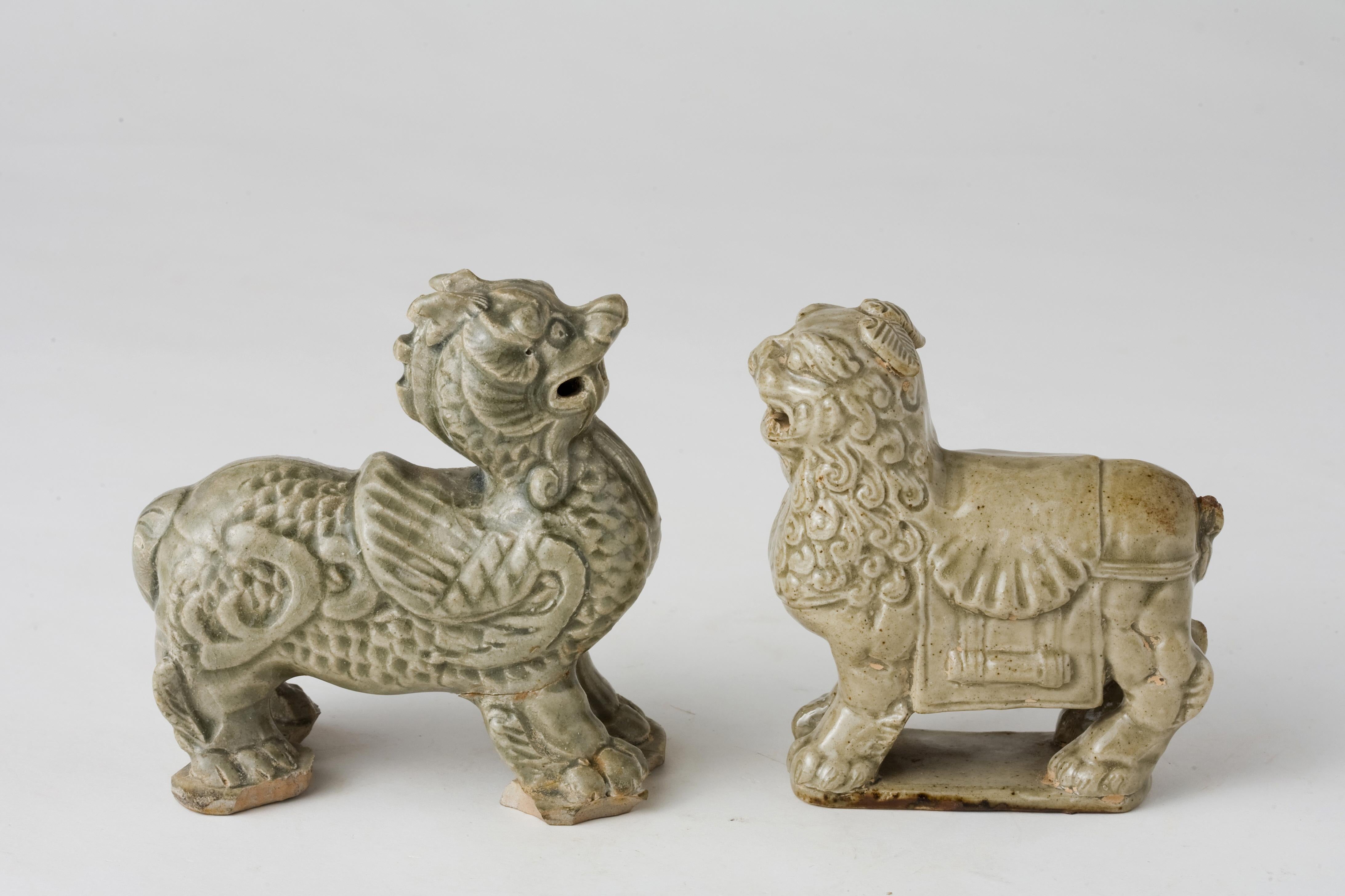 Exportation chinoise Rares statues de deux Haitai en céladon émaillé, dynastie des Jin de l'Ouest (265-420) en vente