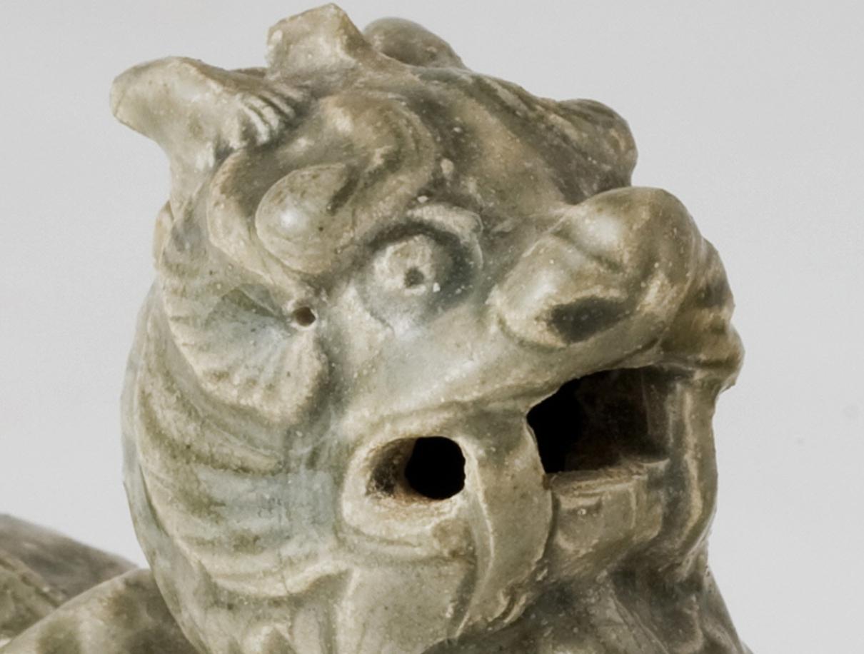 Hong Kong Rares statues de deux Haitai en céladon émaillé, dynastie des Jin de l'Ouest (265-420) en vente