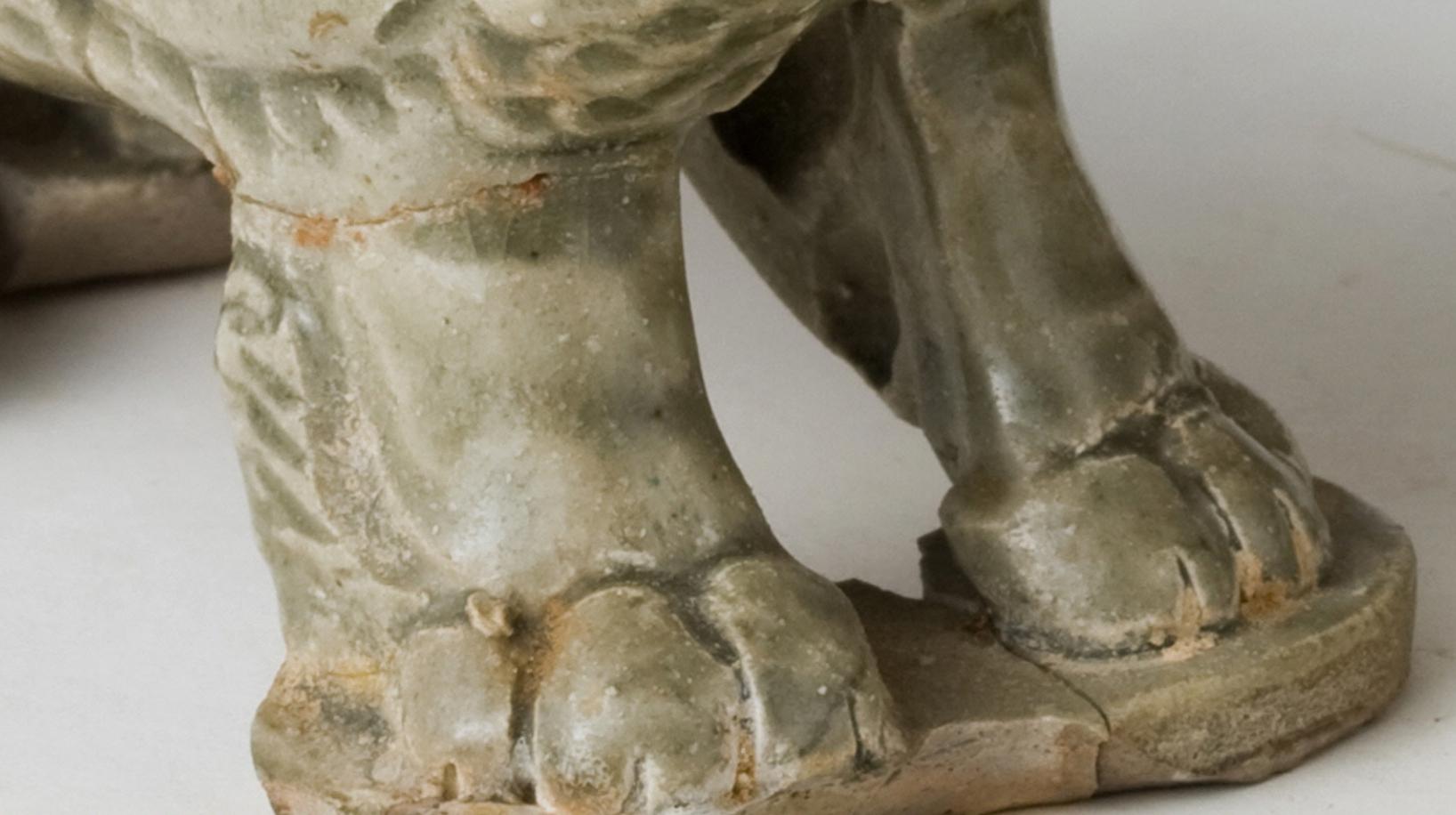 Rares statues de deux Haitai en céladon émaillé, dynastie des Jin de l'Ouest (265-420) Bon état - En vente à seoul, KR