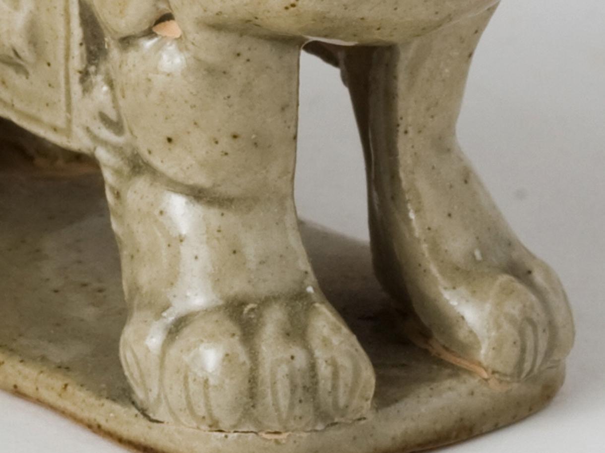 XVIIIe siècle et antérieur Rares statues de deux Haitai en céladon émaillé, dynastie des Jin de l'Ouest (265-420) en vente