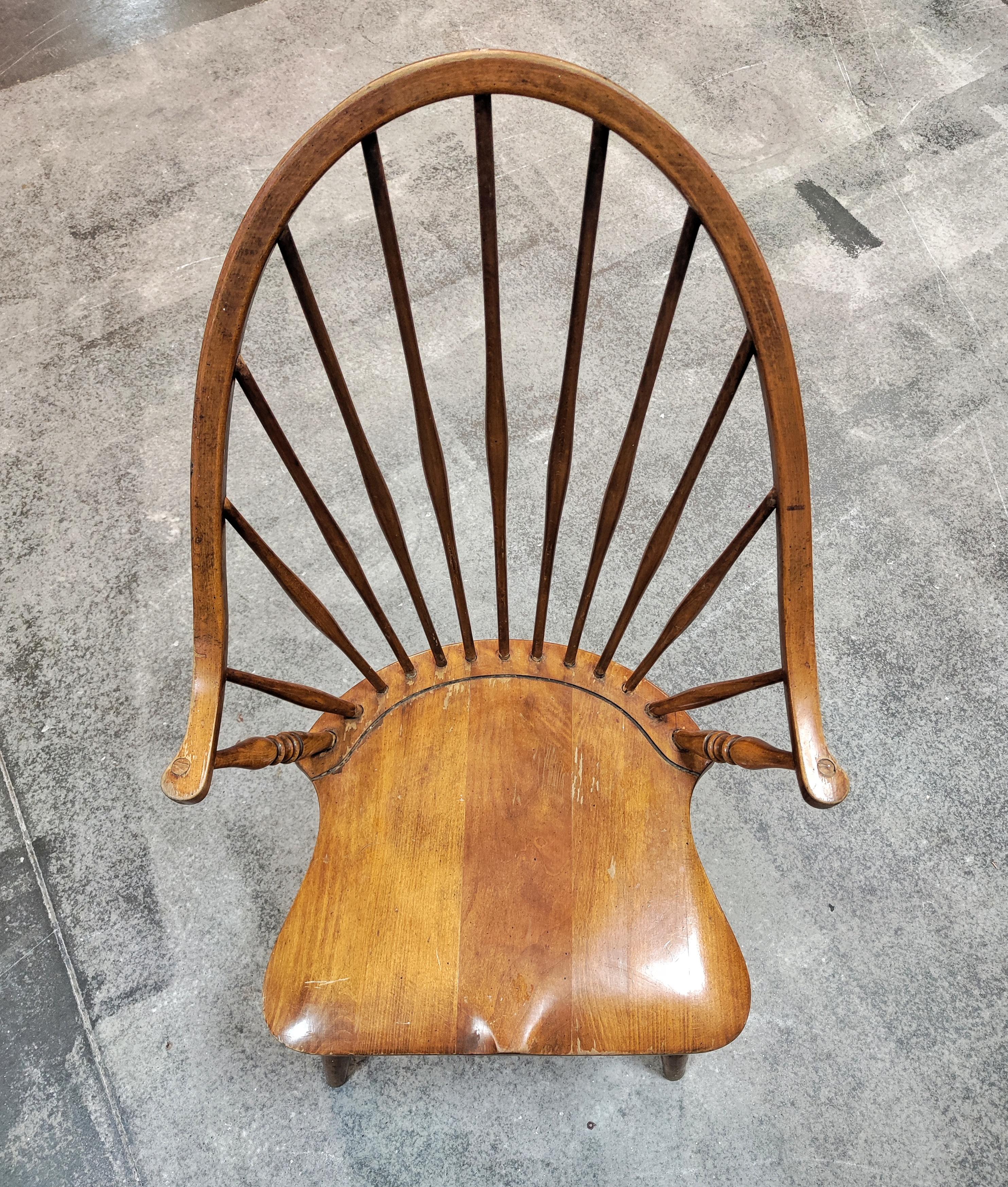 Rare fauteuil Windsor yougoslave à dossier en fuseau en hêtre, Slovénie années 1950 État moyen - En vente à Beograd, RS