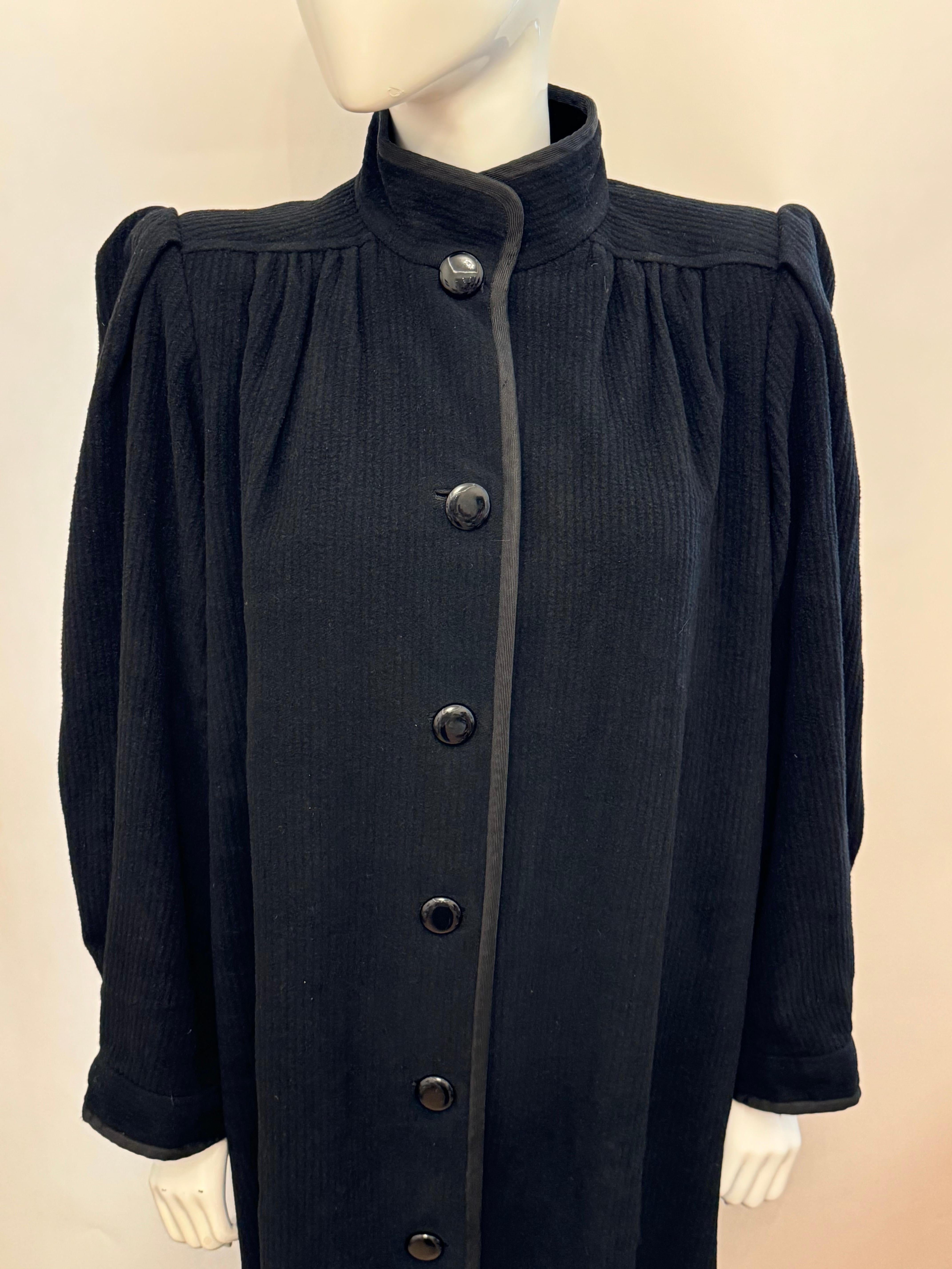 Rare Yves Saint Laurent Haute Couture 1979 long manteau noir en vente 5