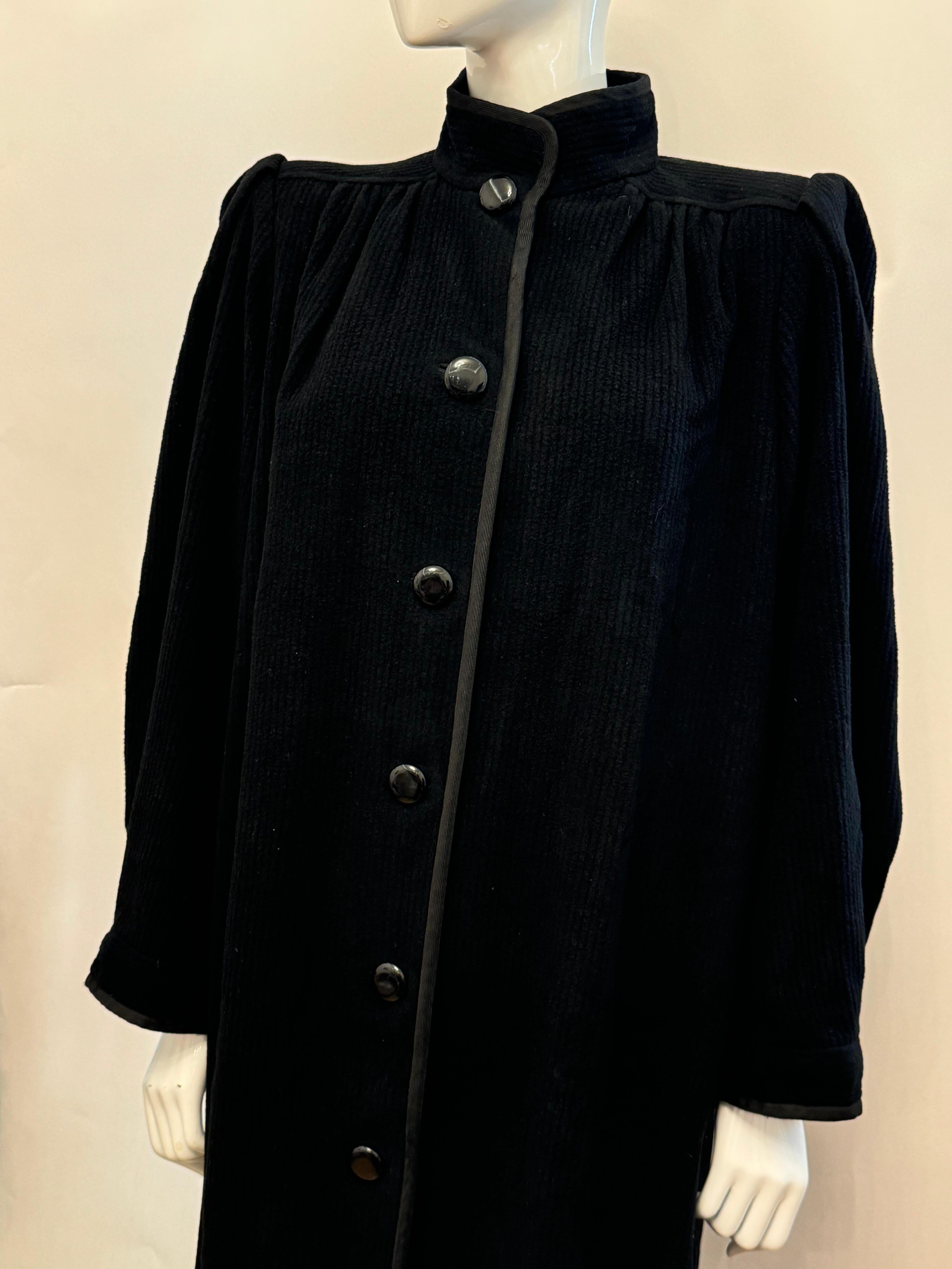 Rare Yves Saint Laurent Haute Couture 1979 long manteau noir en vente 6