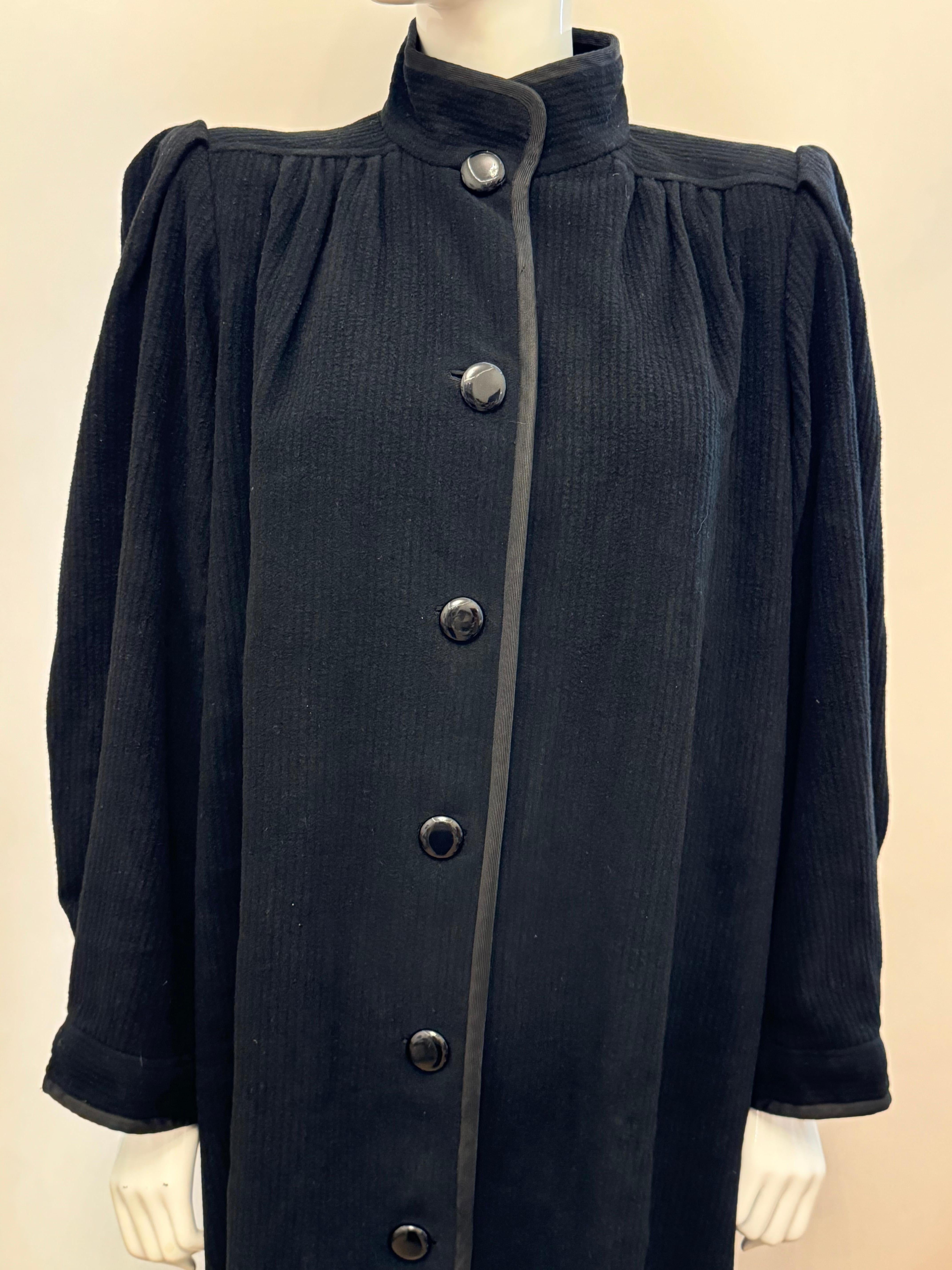 Rare Yves Saint Laurent Haute Couture 1979 long manteau noir en vente 7