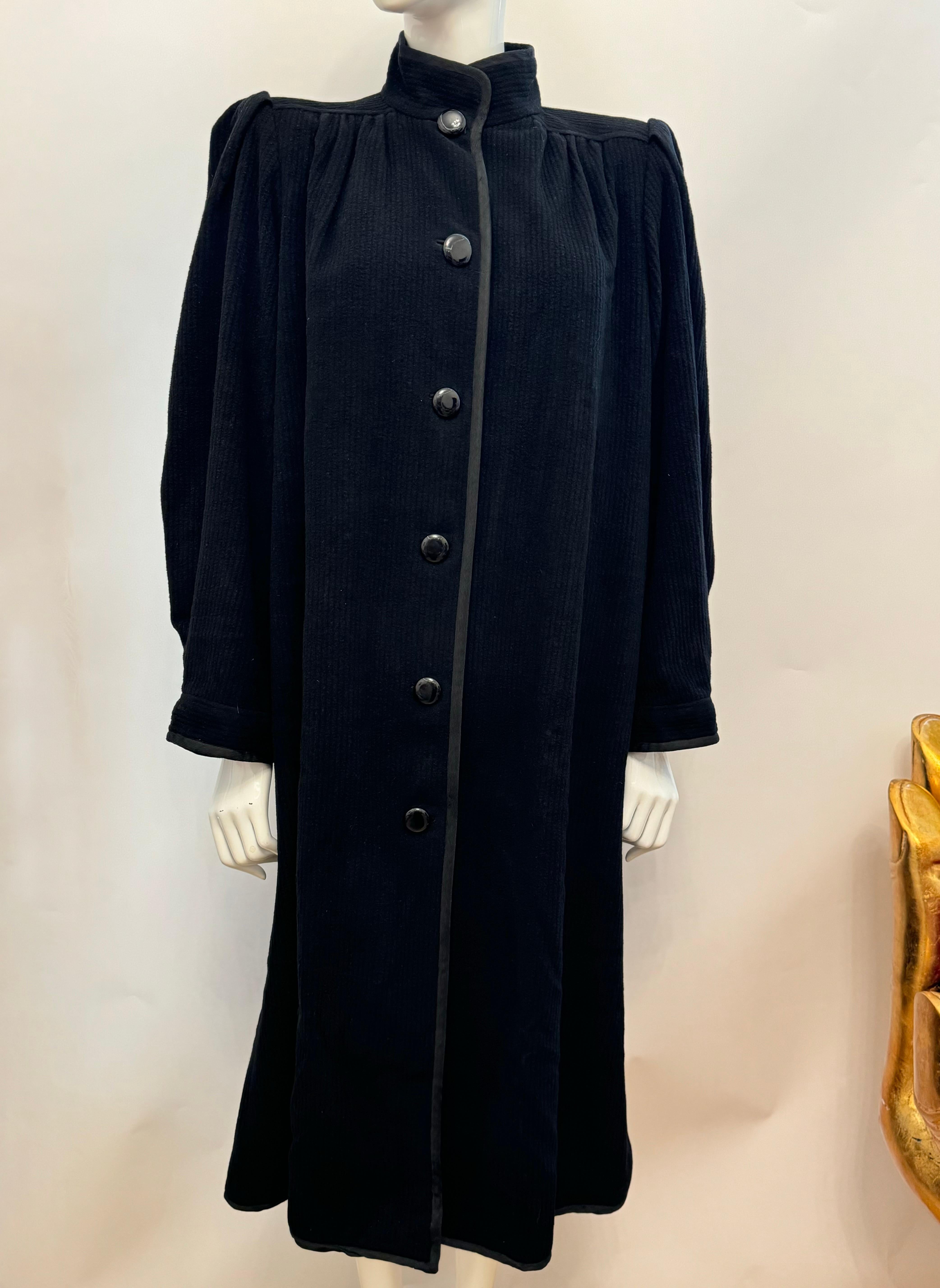 Rare Yves Saint Laurent Haute Couture 1979 long manteau noir en vente 8