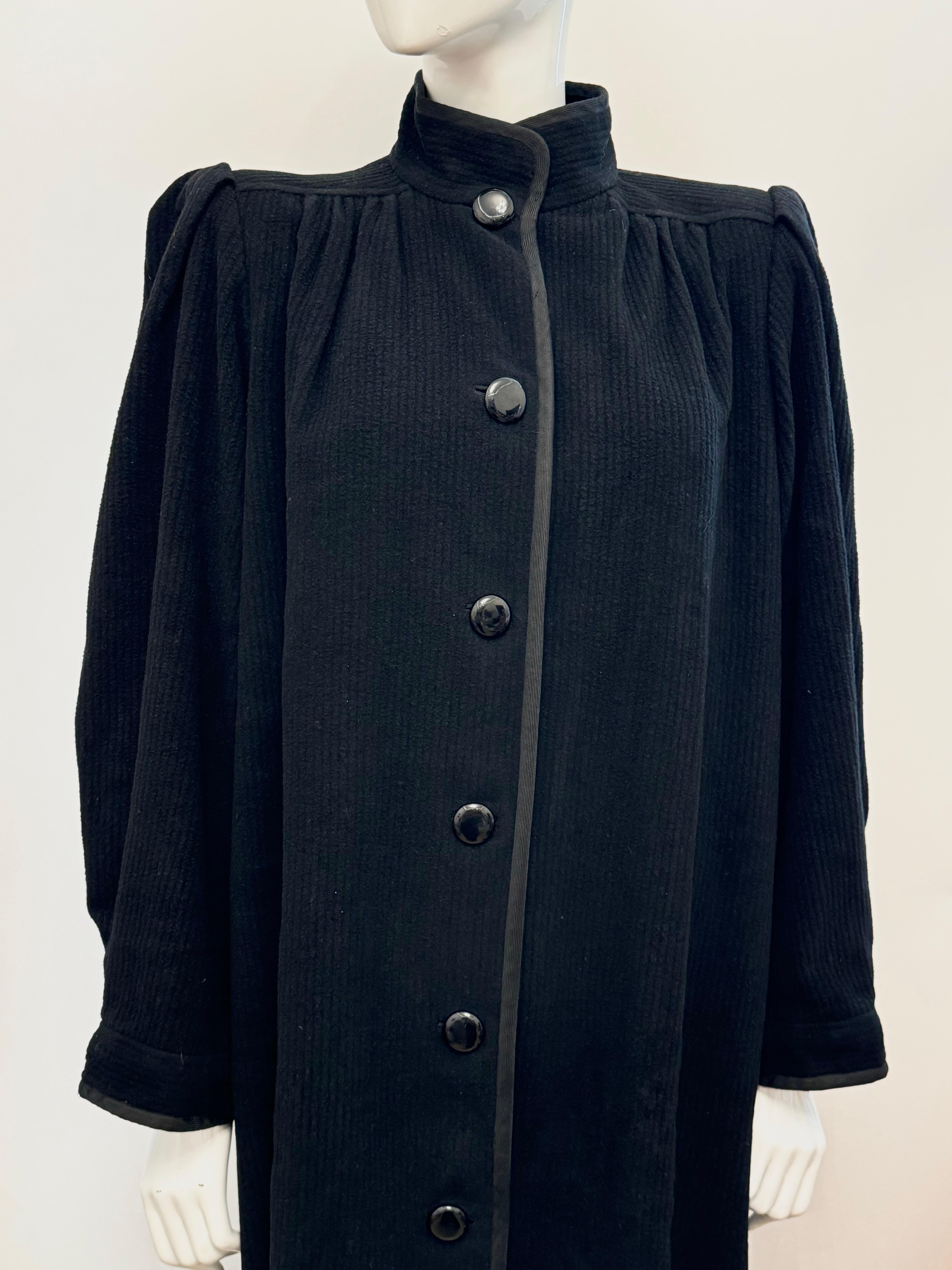 Noir Rare Yves Saint Laurent Haute Couture 1979 long manteau noir en vente