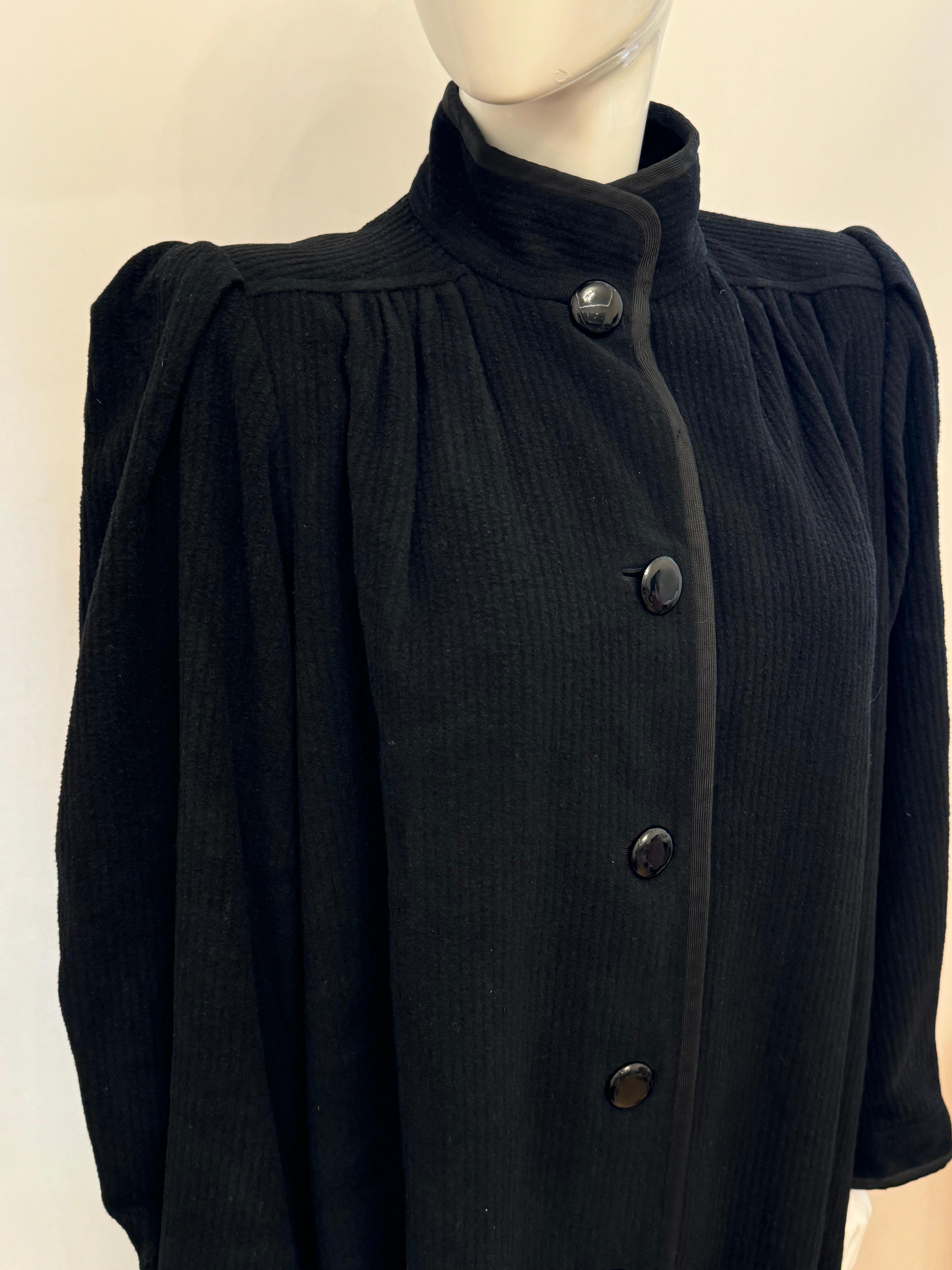 Rare Yves Saint Laurent Haute Couture 1979 long manteau noir Bon état - En vente à PARIS, FR
