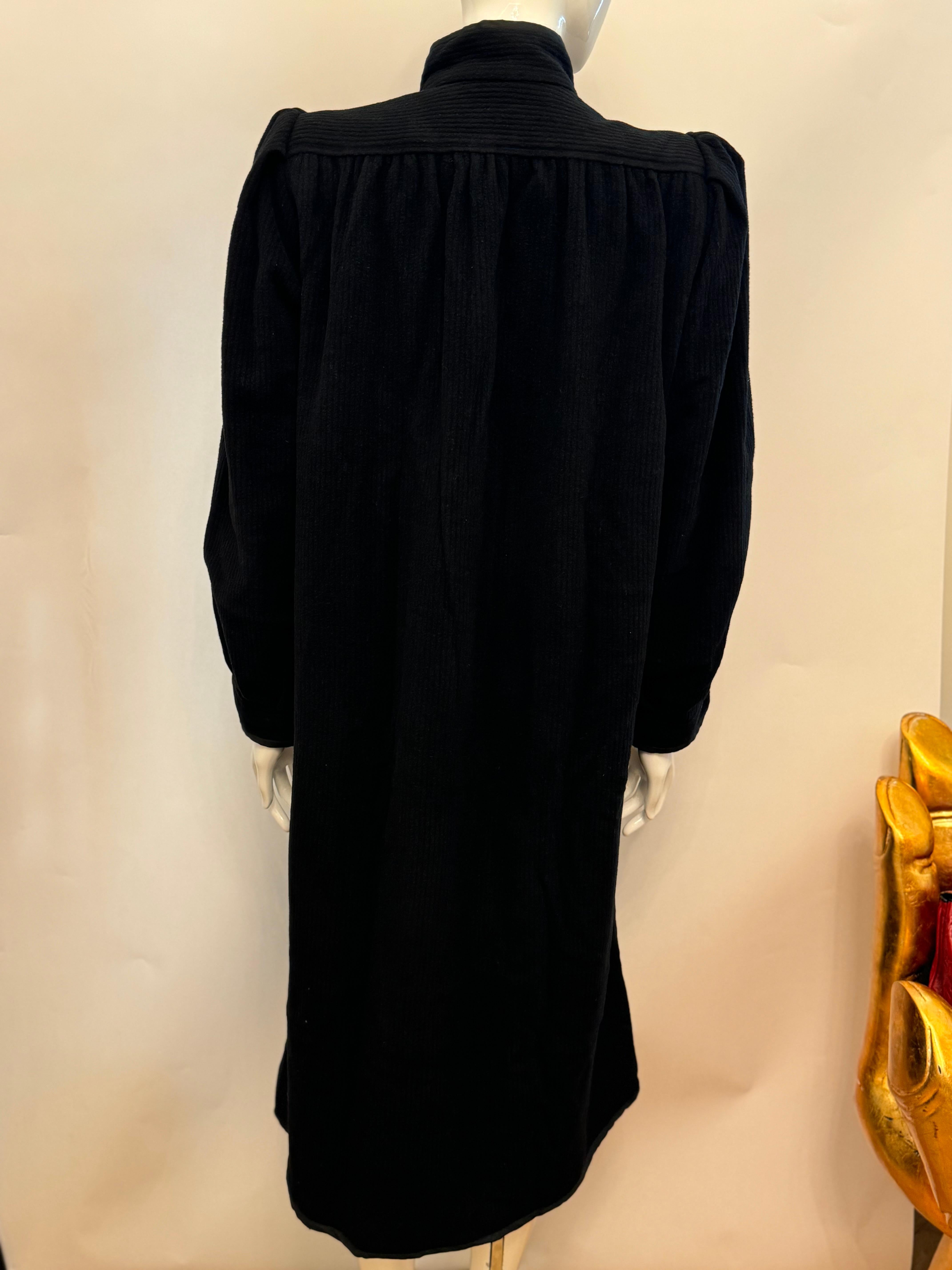 Rare Yves Saint Laurent Haute Couture 1979 long manteau noir en vente 1