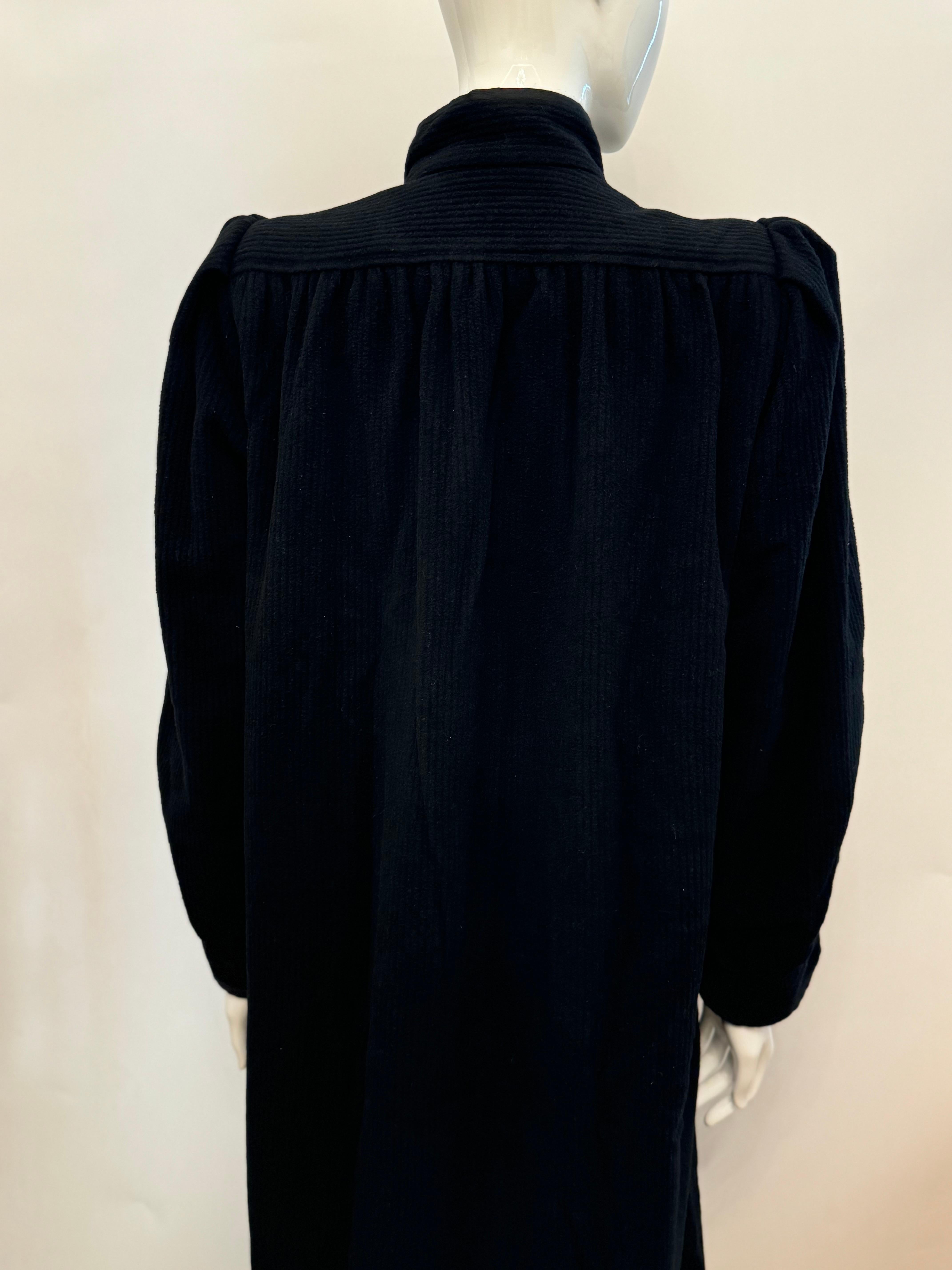 Rare Yves Saint Laurent Haute Couture 1979 long manteau noir en vente 2