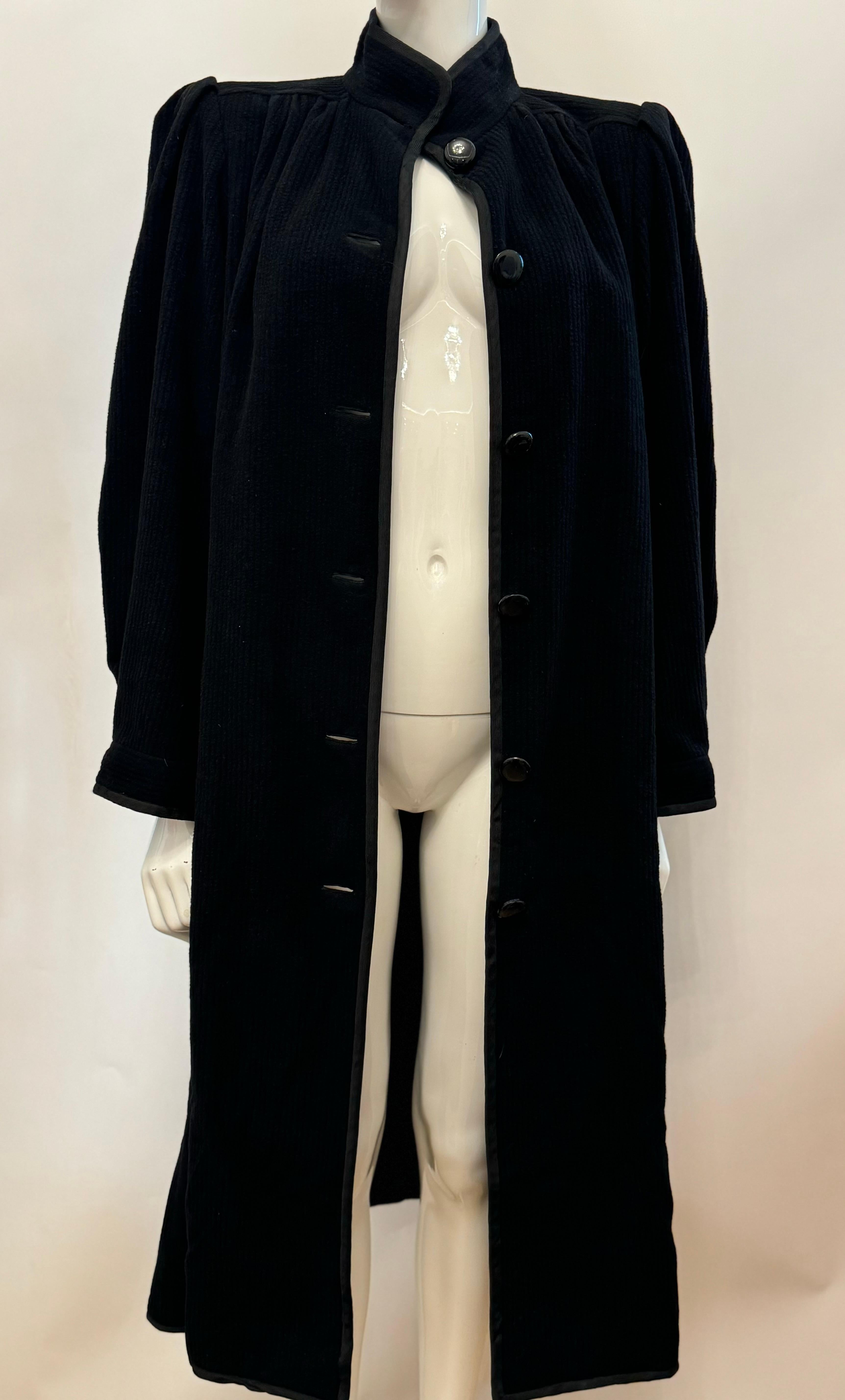 Rare Yves Saint Laurent Haute Couture 1979 long manteau noir en vente 3
