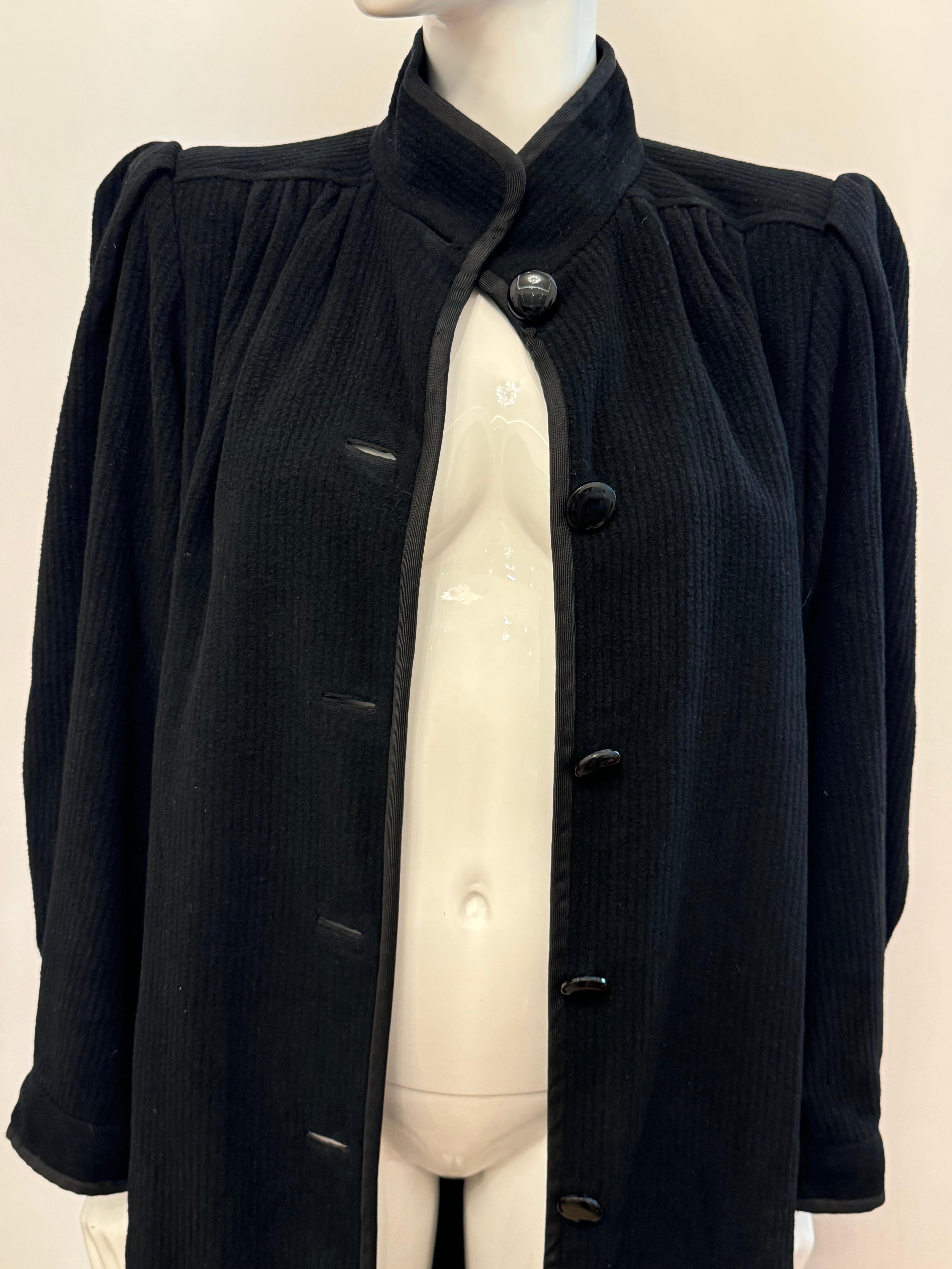 Rare Yves Saint Laurent Haute Couture 1979 long manteau noir en vente 4