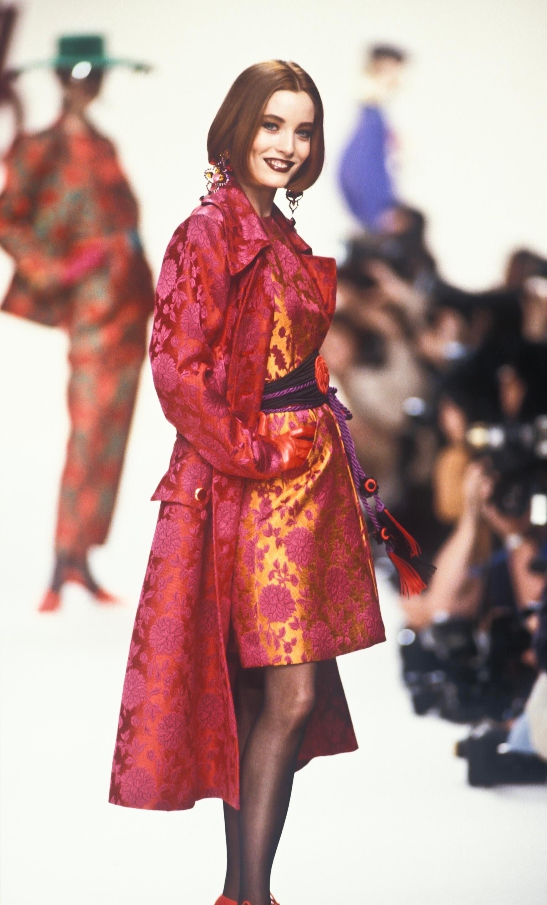 Raro top/gilet in broccato della passerella Yves Saint Laurent Rive Gauche Autunno/Inverno 1992/1993 con cintura e bellissimi bottoni smaltati.
Taglia del cartellino: 42.
Le misure:
Petto: 47 cm
Vita: 41 cm
Lunghezza: 58 cm
Condizioni: Molto buono