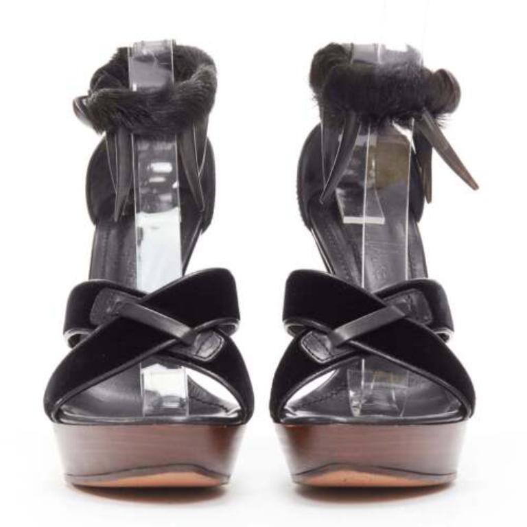 Noir YVES SAINT LAURENT Tom Ford 2002 Runway talons à plateforme en fourrure à griffes noires EU36,5 rare en vente
