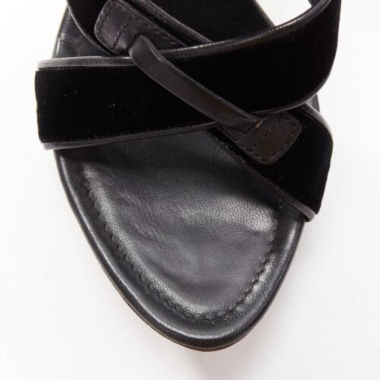 YVES SAINT LAURENT Tom Ford 2002 Runway talons à plateforme en fourrure à griffes noires EU36,5 rare en vente 2