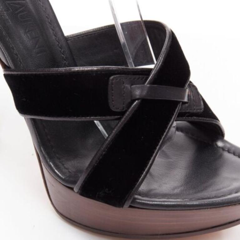 YVES SAINT LAURENT Tom Ford 2002 Runway talons à plateforme en fourrure à griffes noires EU36,5 rare en vente 4