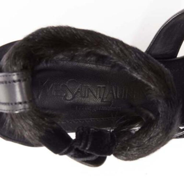 YVES SAINT LAURENT Tom Ford 2002 Runway talons à plateforme en fourrure à griffes noires EU36,5 rare en vente 5