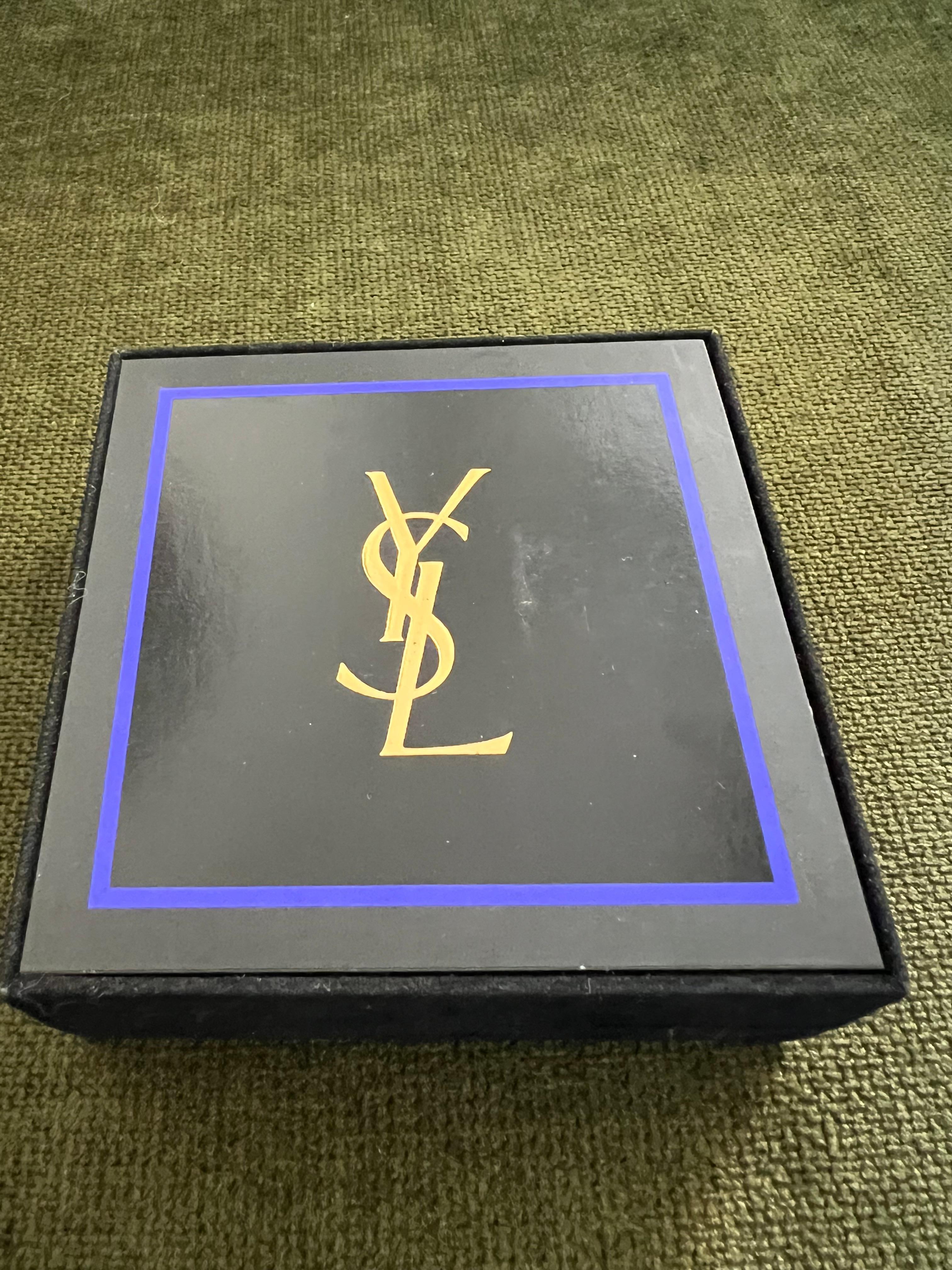 YVES SAINT LAURENT YSL Boutons de manchette rares en plaqué or dans leur boîtier d'origine en velours bleu en vente 6