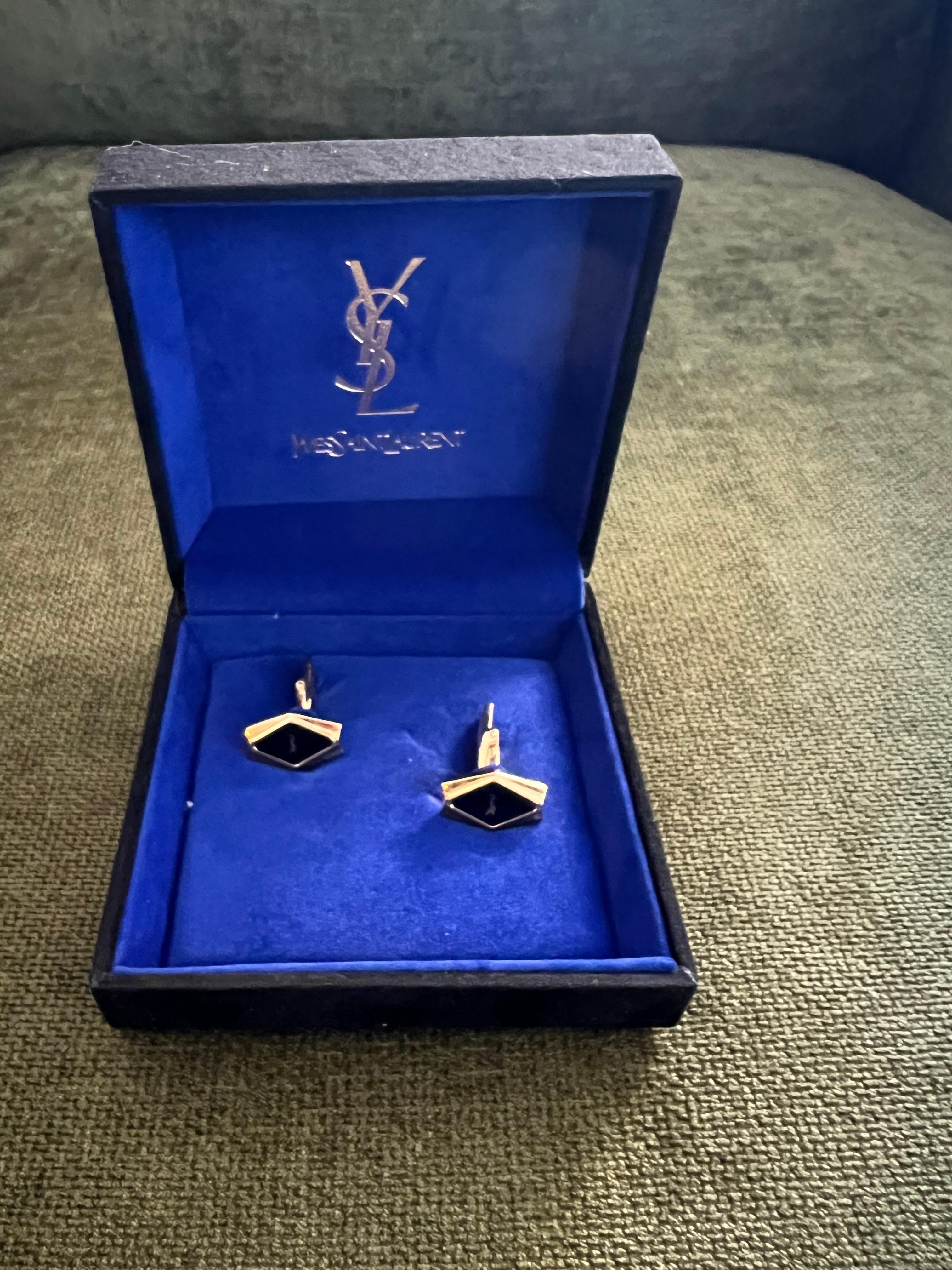 YVES SAINT LAURENT YSL Boutons de manchette rares en plaqué or dans leur boîtier d'origine en velours bleu Excellent état - En vente à New York, NY