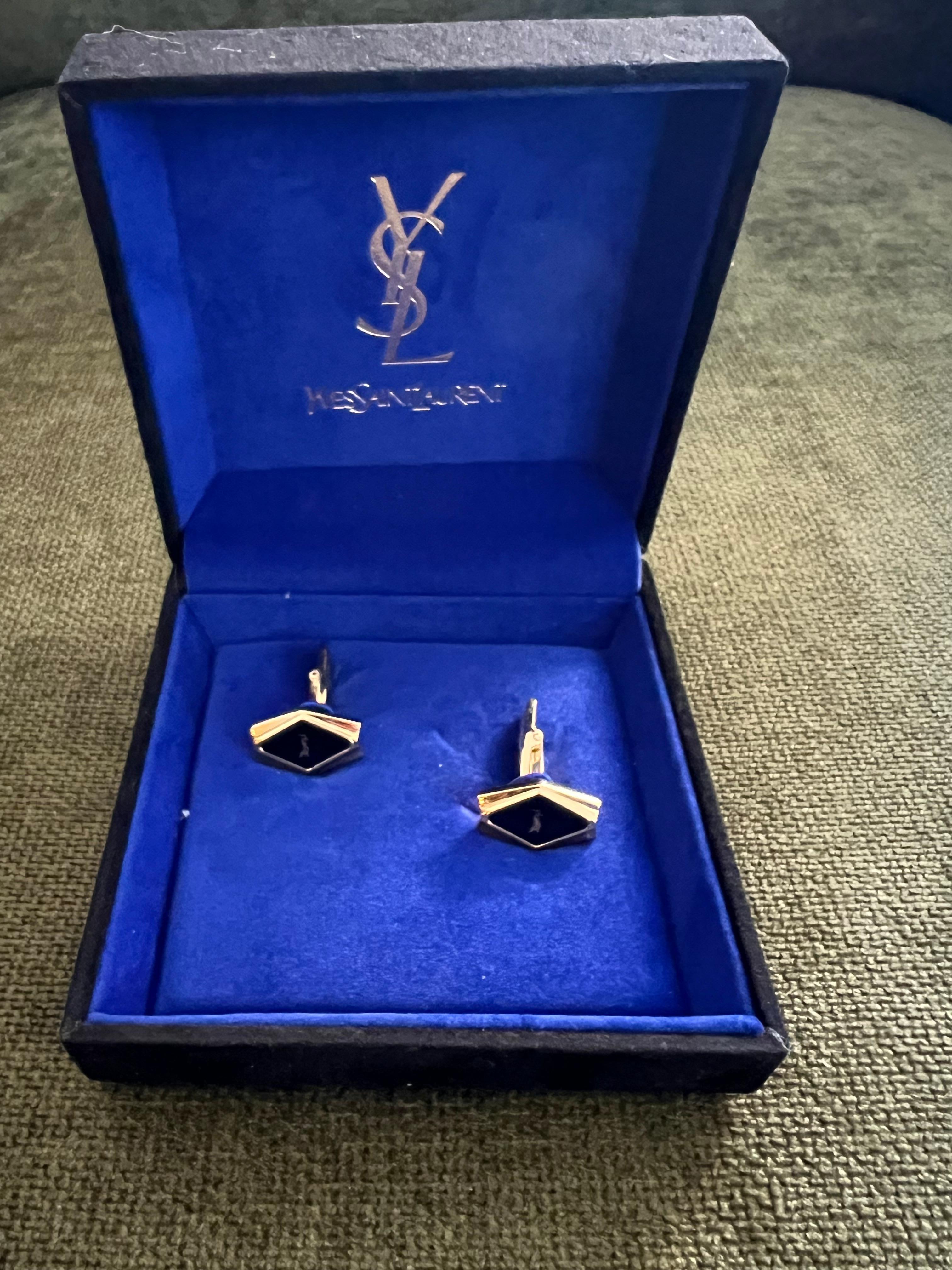 YVES SAINT LAURENT YSL Boutons de manchette rares en plaqué or dans leur boîtier d'origine en velours bleu Unisexe en vente