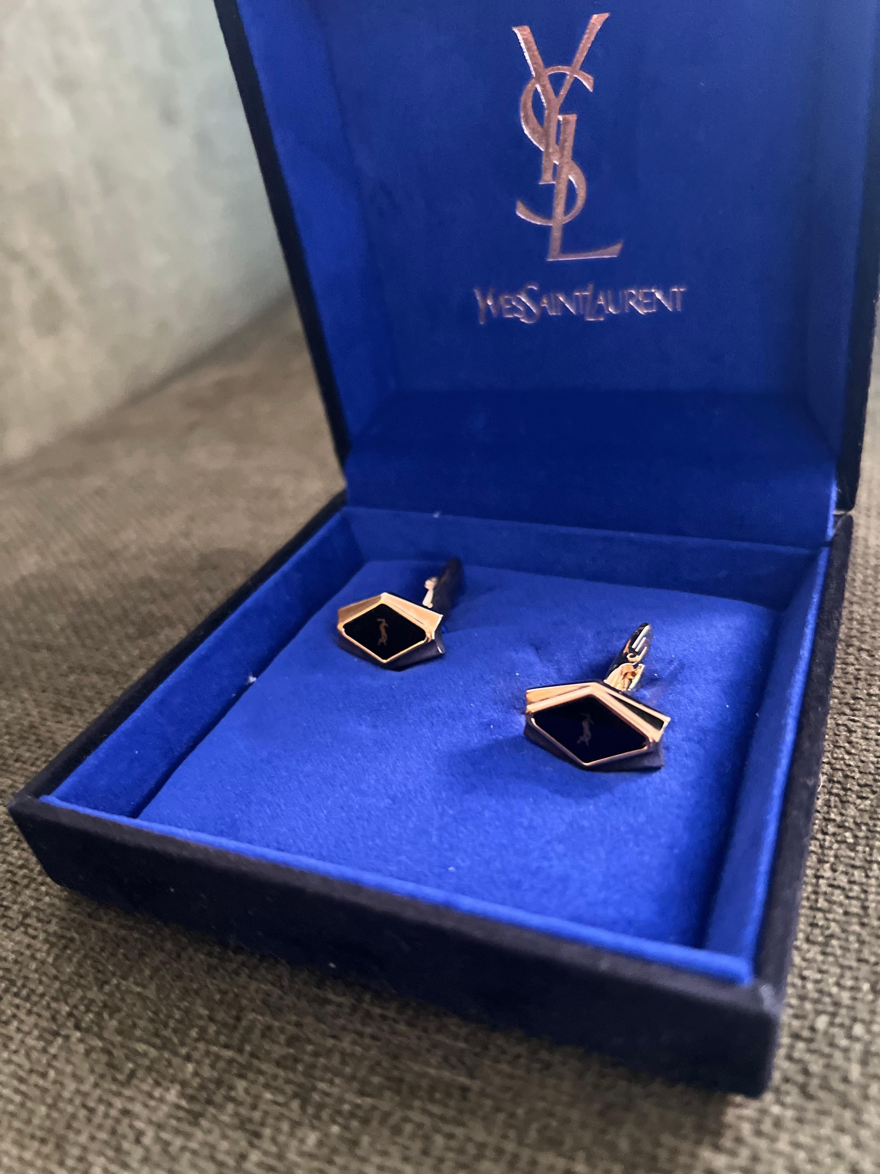 YVES SAINT LAURENT YSL Boutons de manchette rares en plaqué or dans leur boîtier d'origine en velours bleu en vente 1