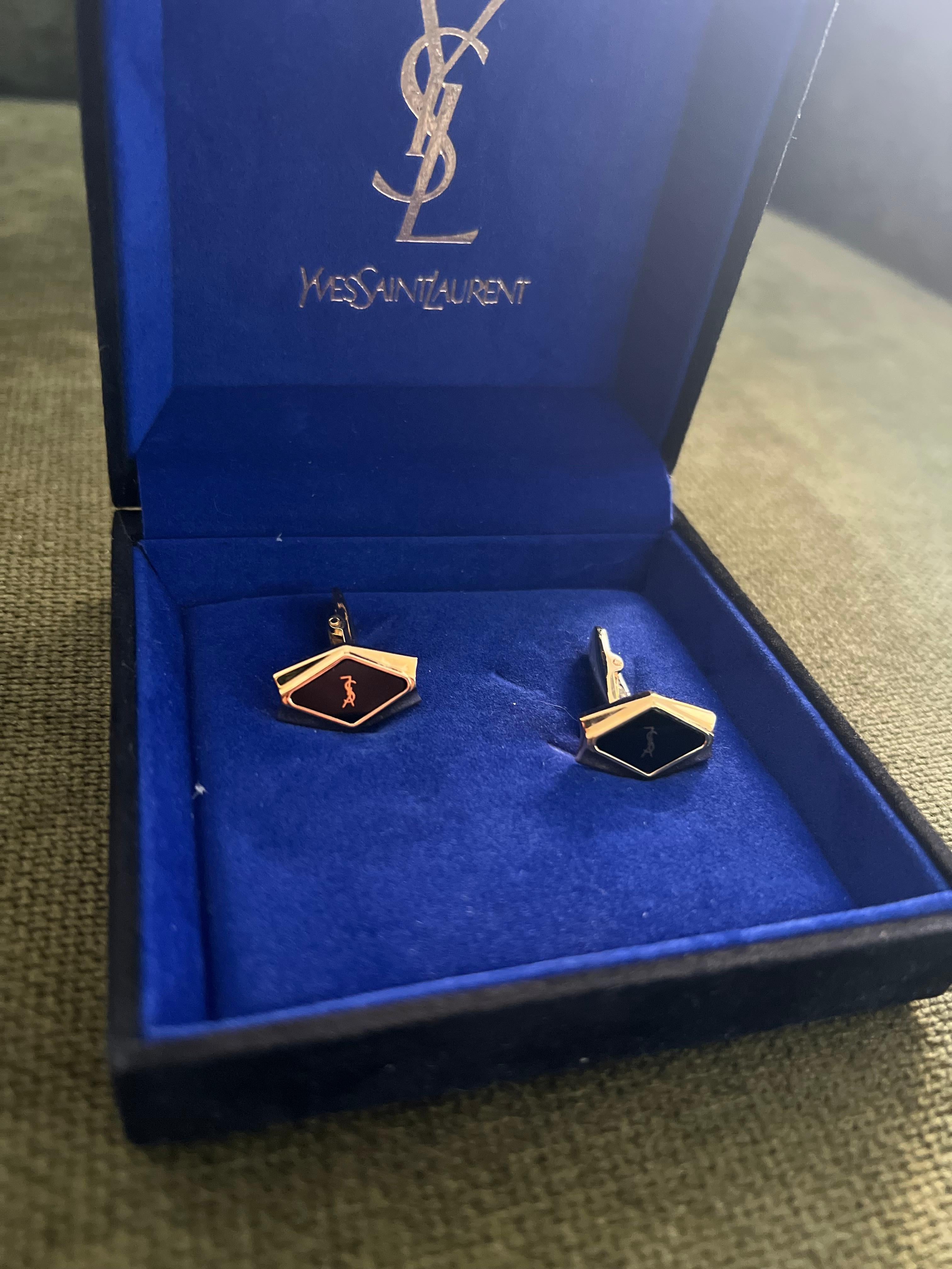 YVES SAINT LAURENT YSL Boutons de manchette rares en plaqué or dans leur boîtier d'origine en velours bleu en vente 2