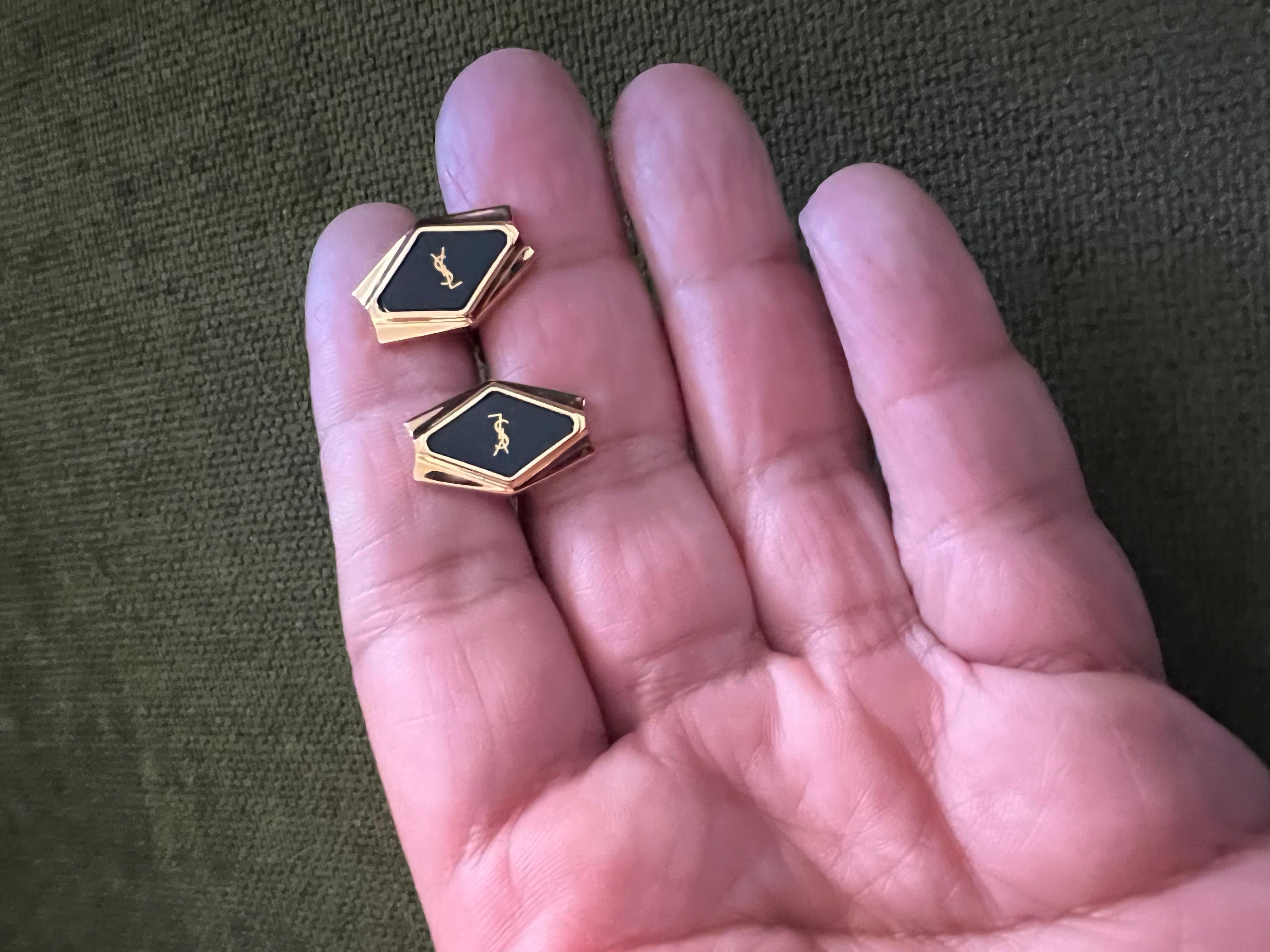 YVES SAINT LAURENT YSL Boutons de manchette rares en plaqué or dans leur boîtier d'origine en velours bleu en vente 4