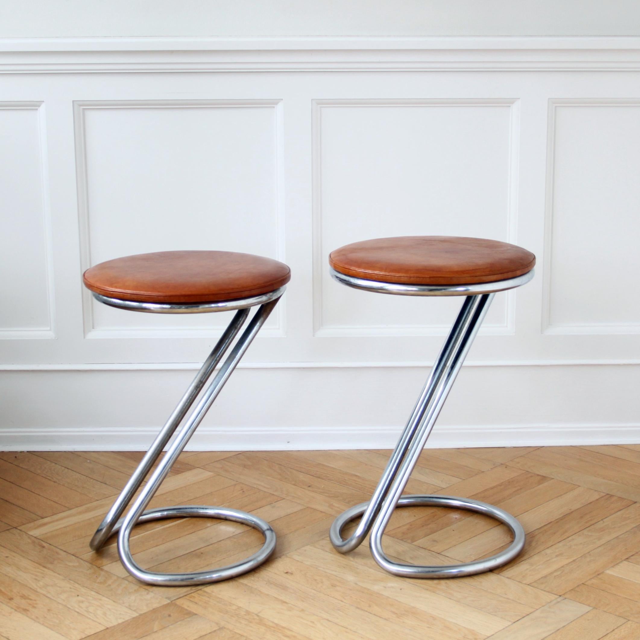 Gilbert Rohde, design moderne du milieu du siècle dernier

L'emblématique tabouret de piano est conçu par Gilbert Rohde et fabriqué dans les années 1930.

Le tabouret peut être utilisé de manière traditionnelle ou comme table de chevet, ou encore