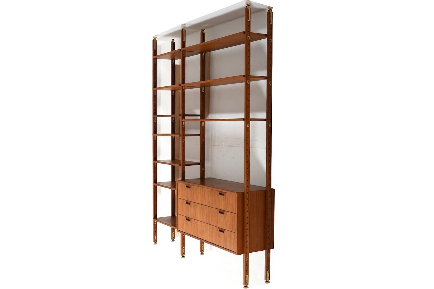 Seltener und schöner Raumteiler / Regalsystem von Sven Ellekær für Albert Hansen Dänemark 1960er Jahre. Hergestellt aus Teakholz und Messing. Diese Trennwand besteht aus 7 kleineren Regalen, 3 großen Regalen und einem Schubladenschrank. Die