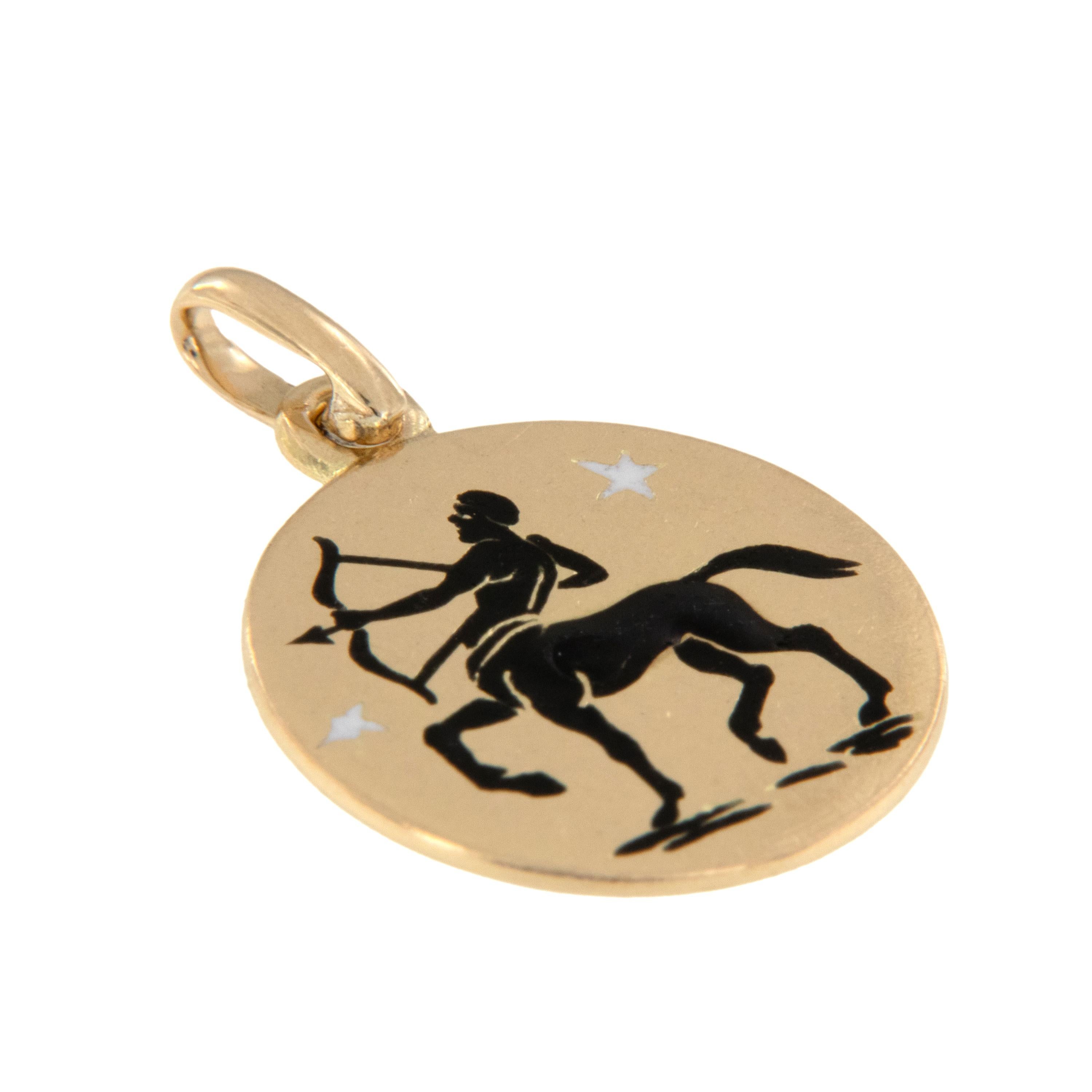 Questo charm Zodiac vintage è realizzato in oro giallo 18 carati ed è dedicato a chi ha una forte volontà,  un Sagittario indipendente, generoso e sincero nella tua vita! Il Sagittario è il nono segno zodiacale ed è simboleggiato dall'Arciere, come