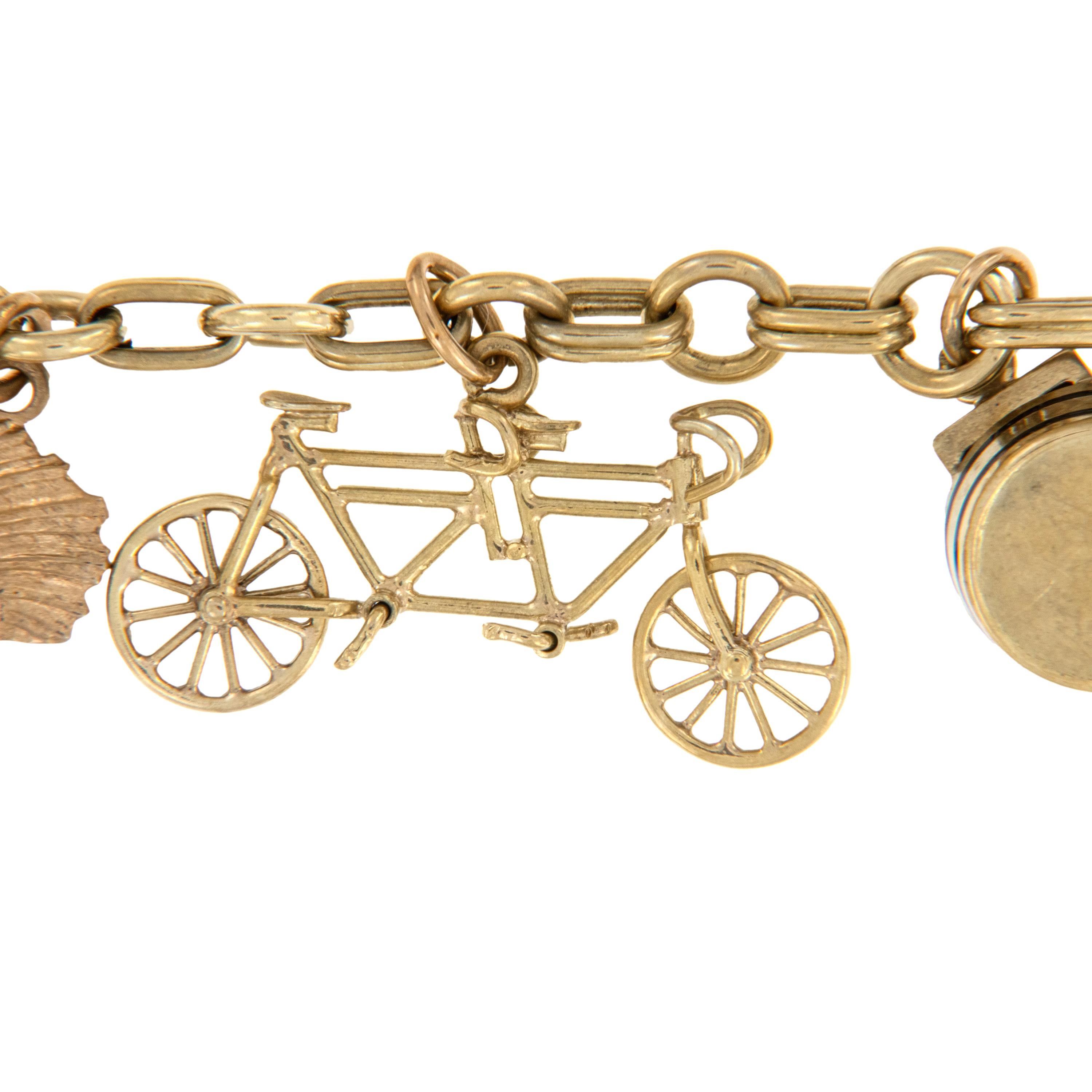 ¡Ya no los hacen así! Esta pulsera vintage de 1930 con cadena plana Belcher original incluye 14 colgantes originales. La mayoría son de 14 quilates, unos pocos de 10 quilates. Hay una pistola, una escalera móvil, un lavabo y una tabla, una bicicleta