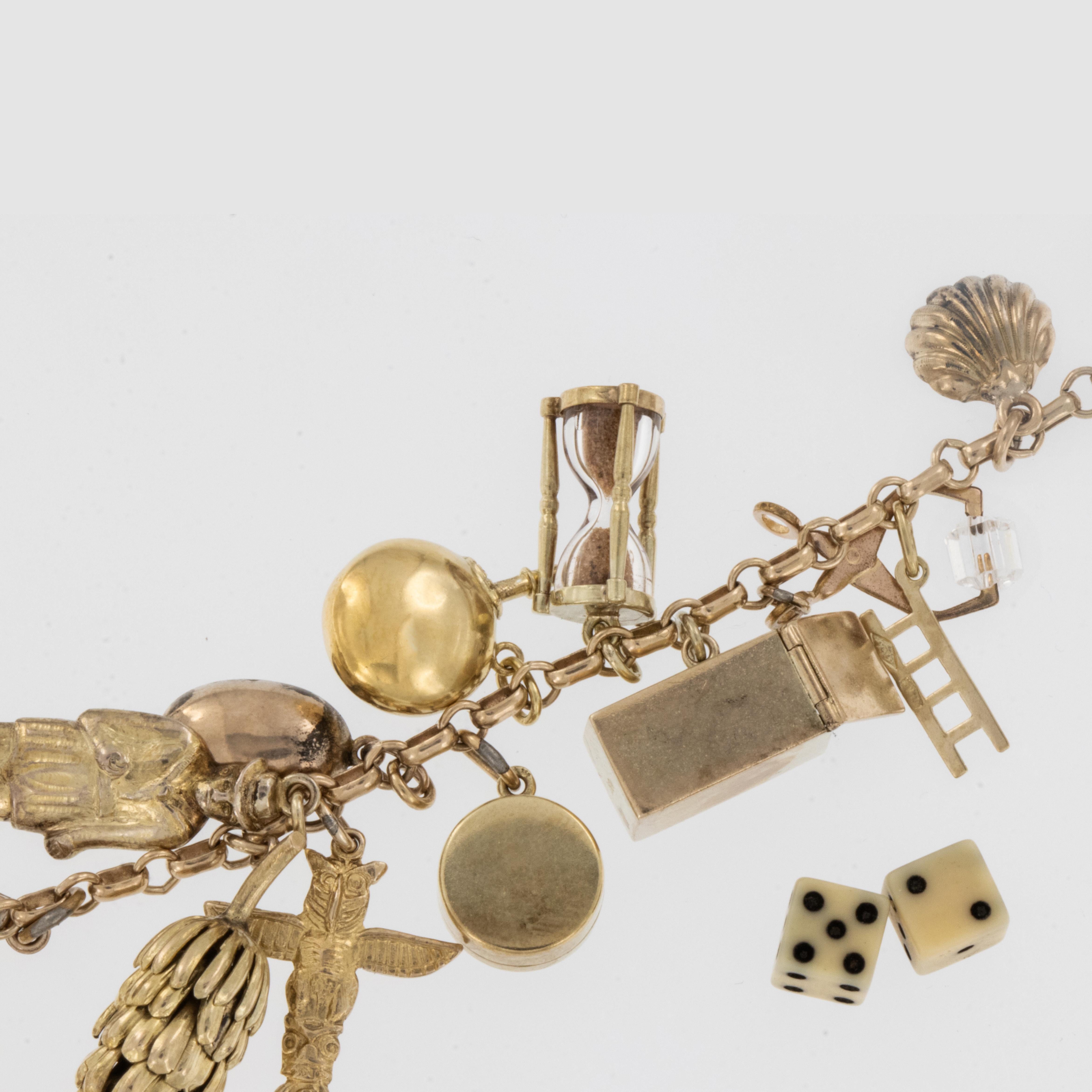 Rarement vu Bracelet à breloques original en or jaune 14 carats des années 1930 Bon état - En vente à Troy, MI