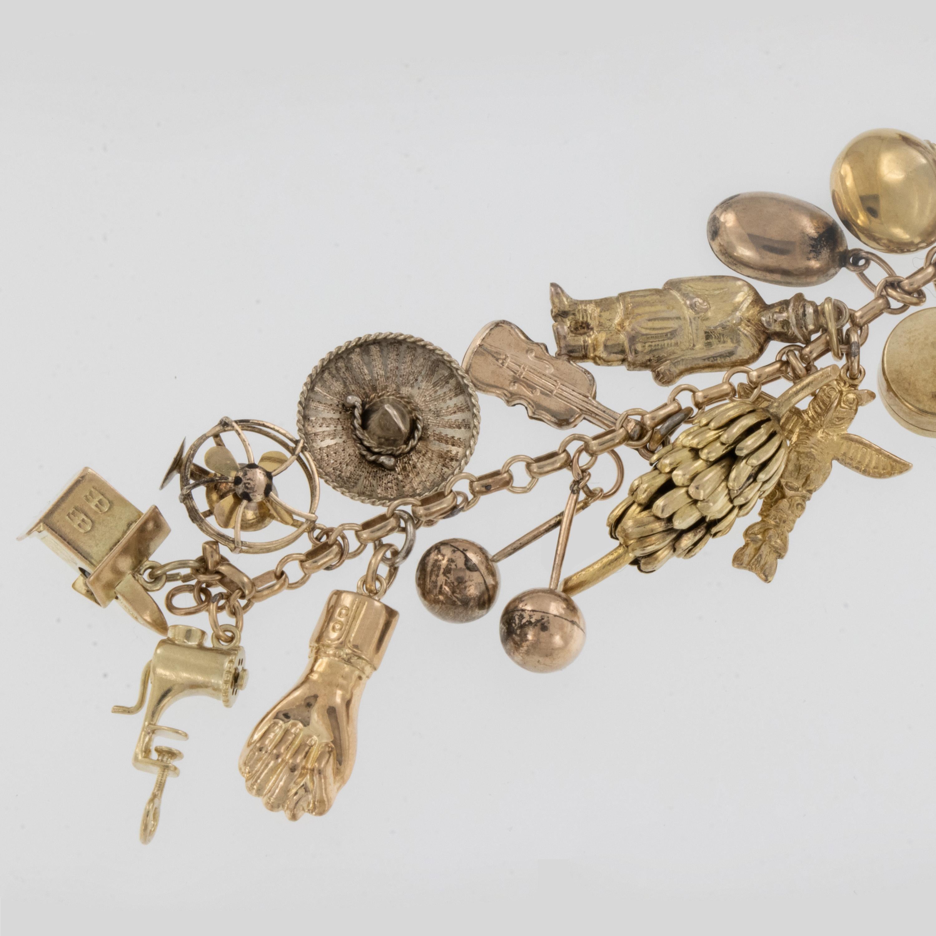 Rarement vu Bracelet à breloques original en or jaune 14 carats des années 1930 Pour femmes en vente