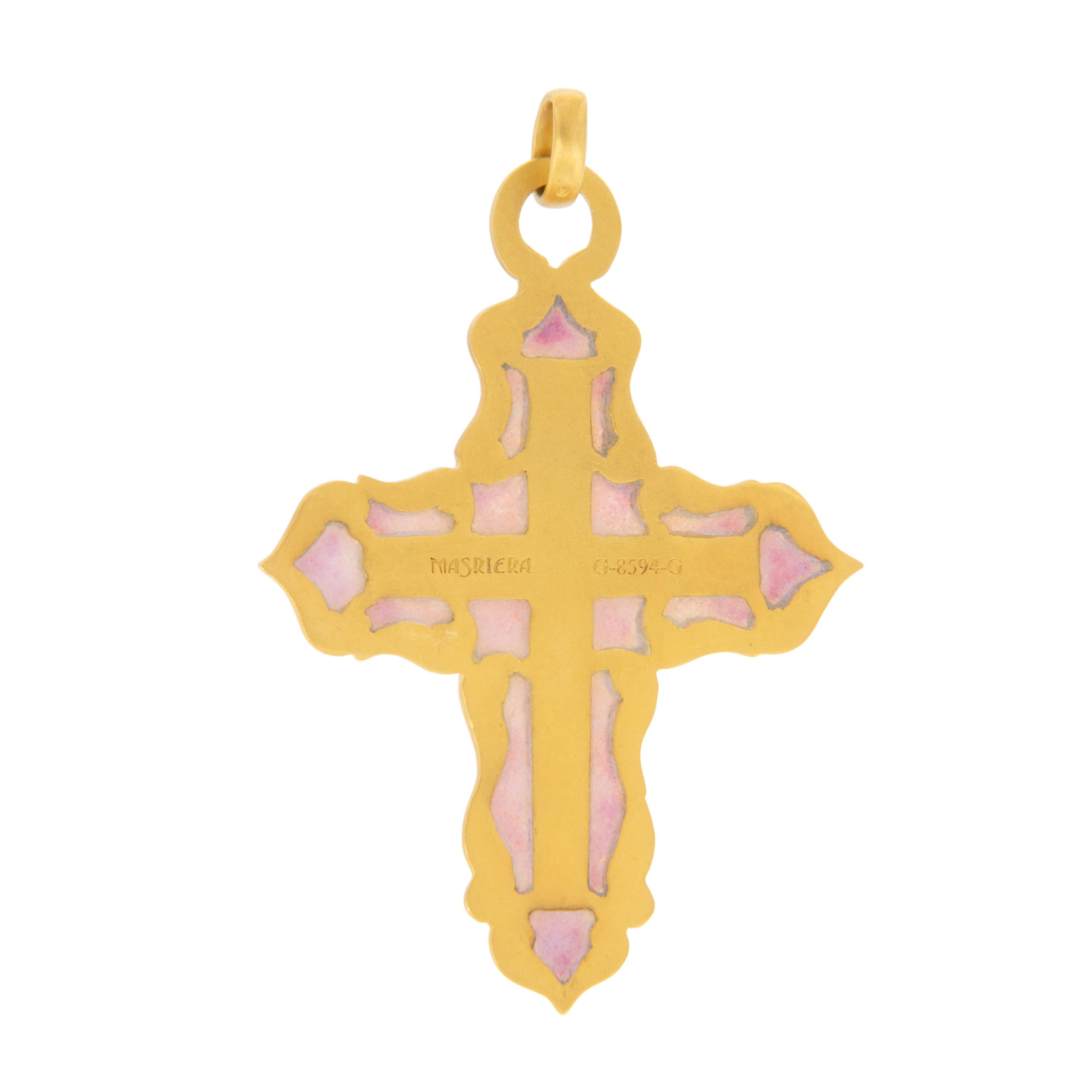 Dieser wunderschöne Kreuzanhänger aus 18 Karat Gelbgold mit gebrannter Emaille wird in Spanien von der weltbekannten Firma Masriera hergestellt, die sich auf Jugendstil und gebrannte Emailletechniken spezialisiert hat. Exquisite Details mit