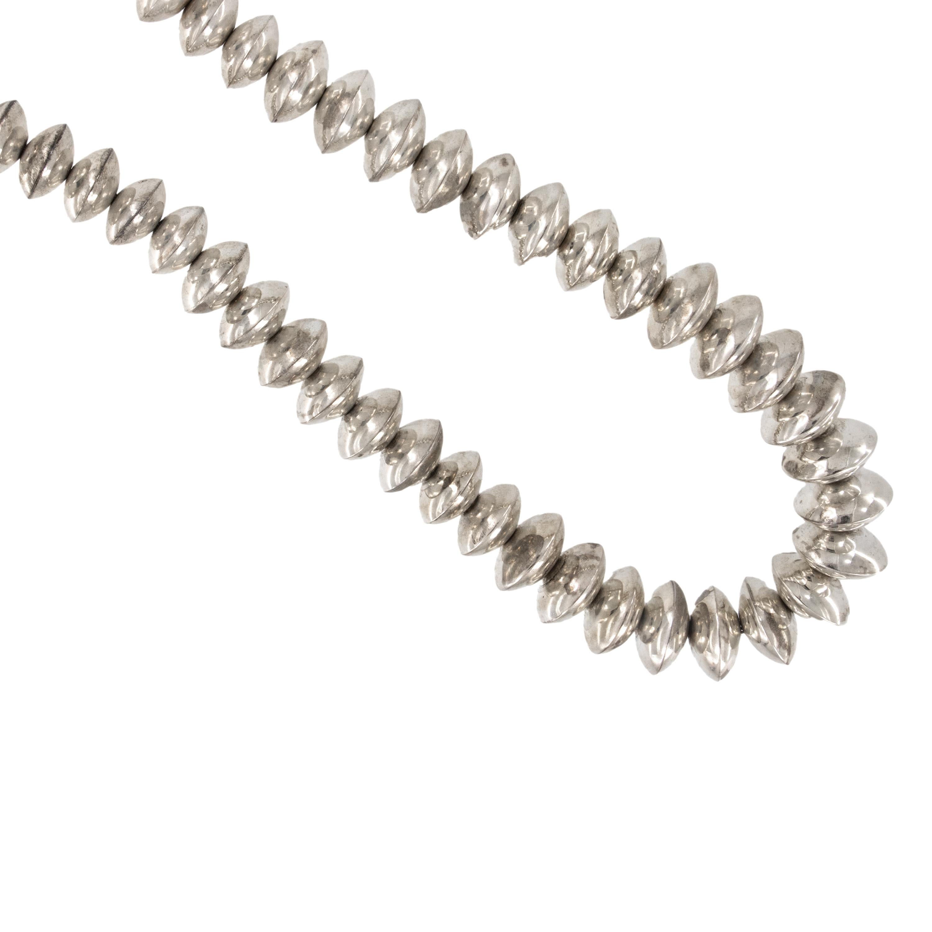 Contemporaneo Raramente visto - Collana di perle Navaho e piattini in argento 925 di Al Nez in vendita