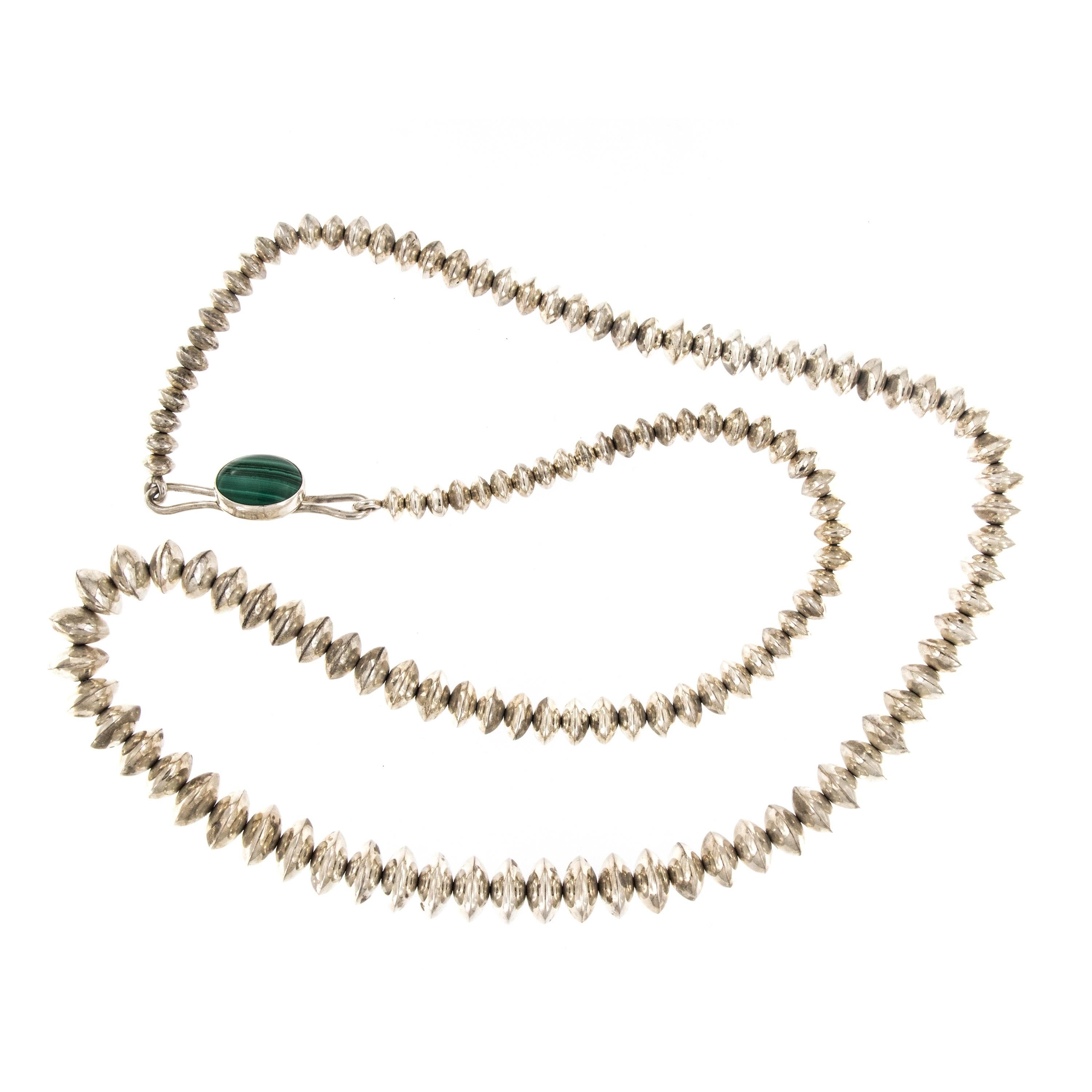 Cabochon Raramente visto - Collana di perle Navaho e piattini in argento 925 di Al Nez in vendita
