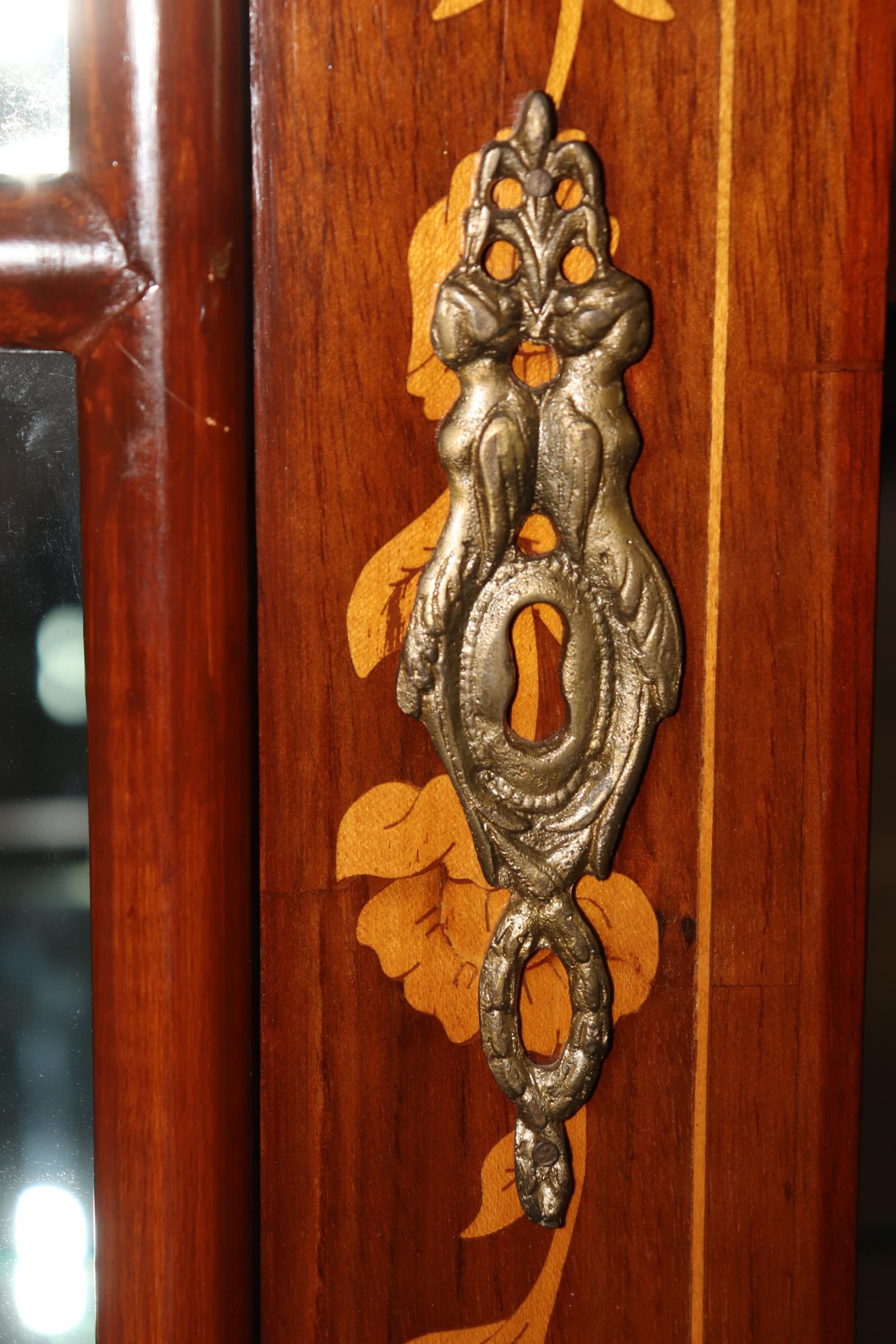 Rare vitrine pour porcelaine baroque hollandaise en marqueterie de noyer et de bois satiné en vente 2