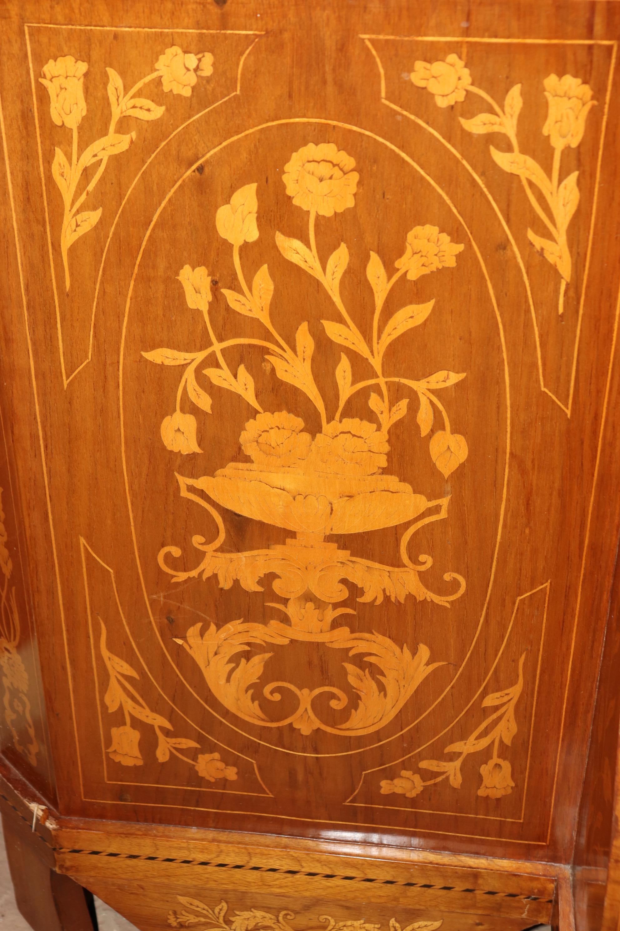 Rare vitrine pour porcelaine baroque hollandaise en marqueterie de noyer et de bois satiné en vente 3