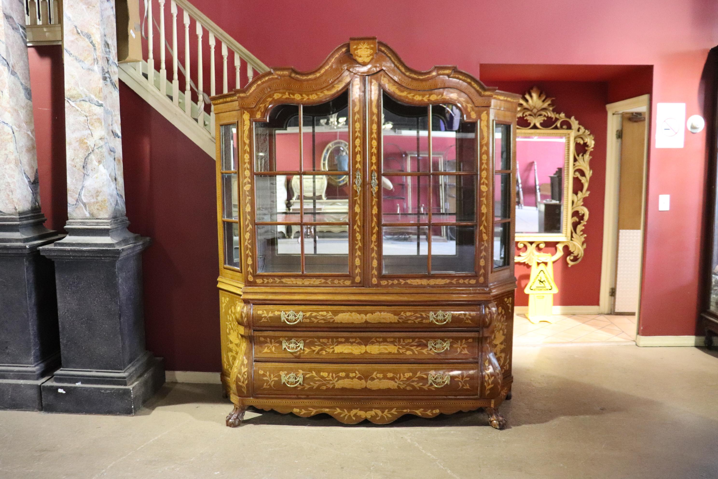 Il s'agit d'une forme rare d'armoire dont le design date des années 1700 et qui a été créée d'innombrables fois depuis. L'armoire est conçue dans le style baroque et fabriquée en Belgique. Le meuble présente des ferrures en bronze représentant des