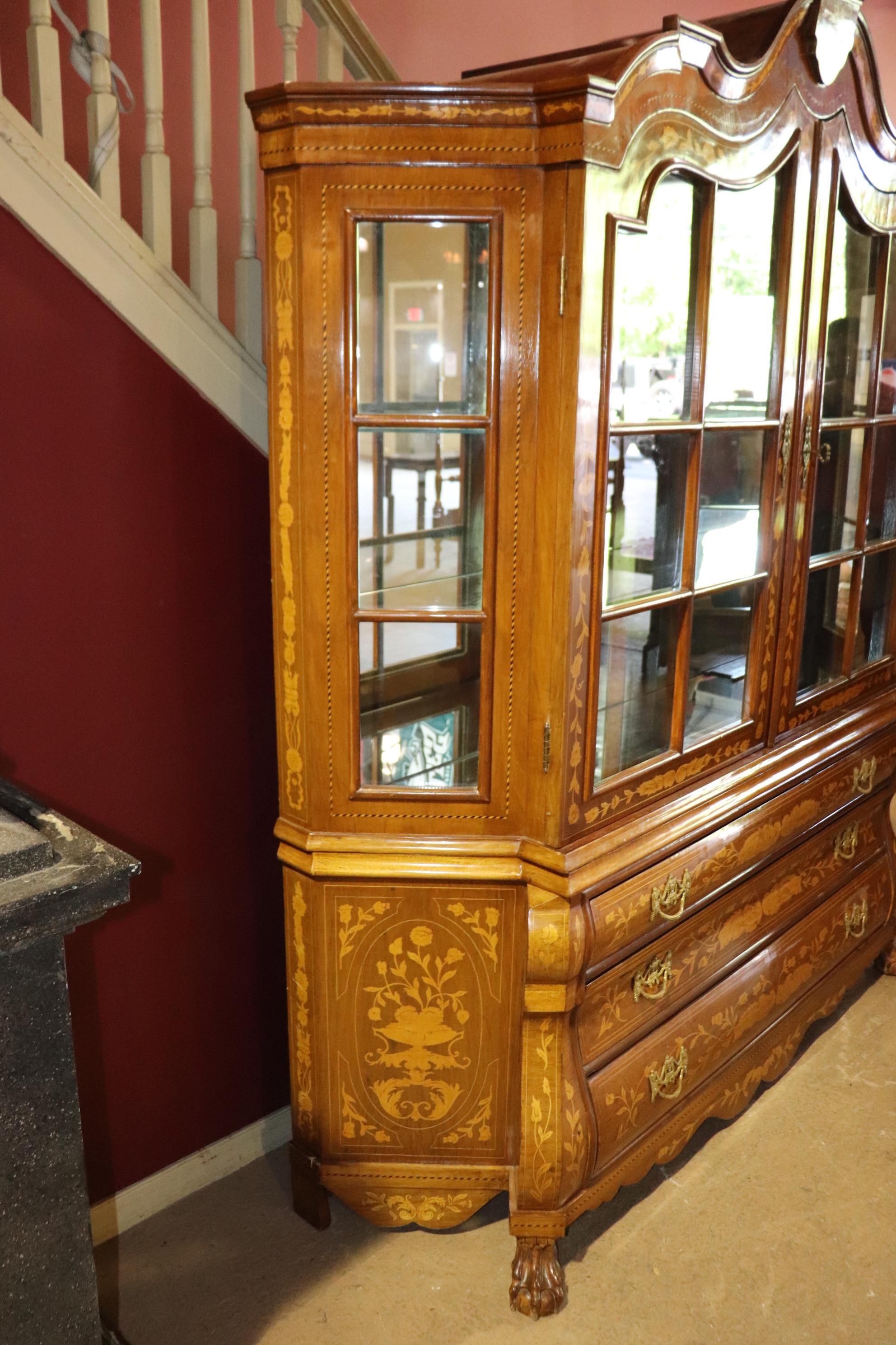 Baroque Rare vitrine pour porcelaine baroque hollandaise en marqueterie de noyer et de bois satiné en vente