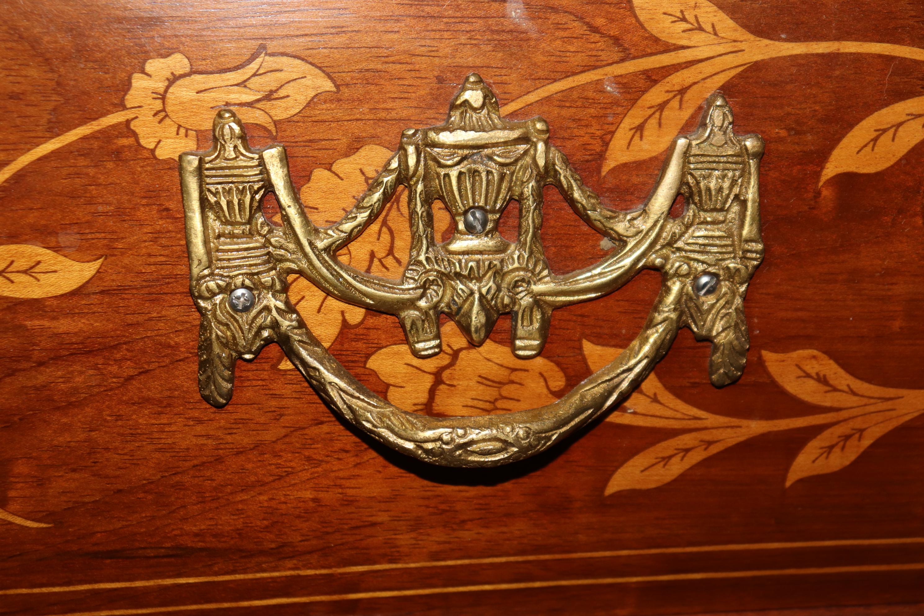Verre Rare vitrine pour porcelaine baroque hollandaise en marqueterie de noyer et de bois satiné en vente