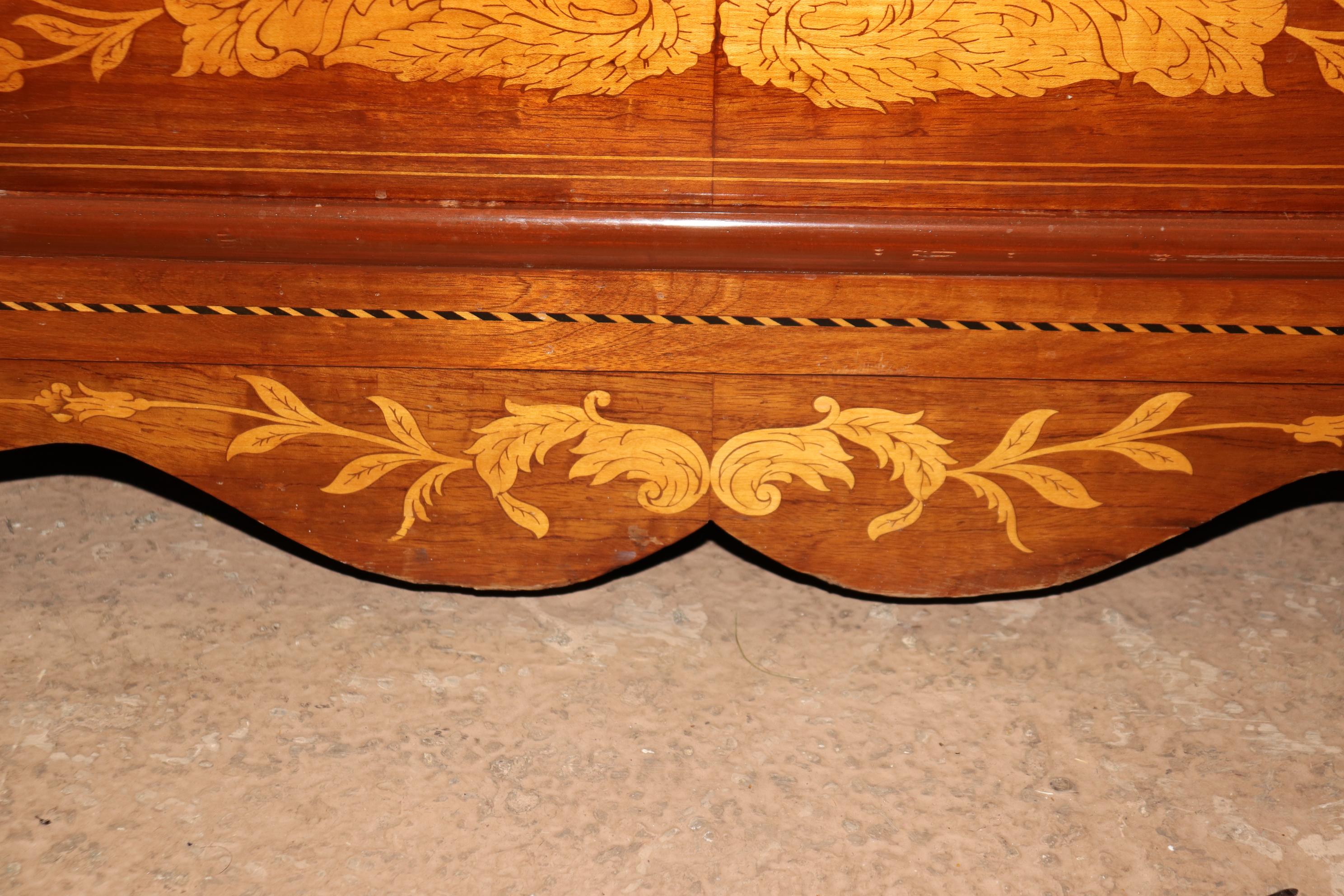 Rare vitrine pour porcelaine baroque hollandaise en marqueterie de noyer et de bois satiné en vente 1