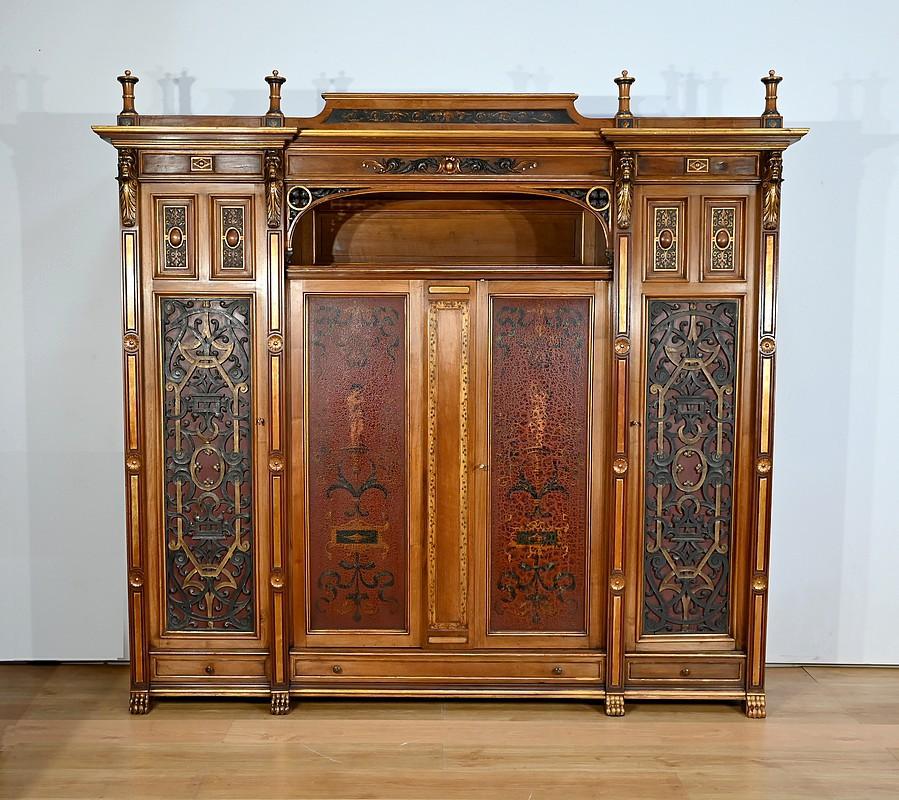 Ein schönes Set bestehend aus einem Schreibtisch im Mazarin-Stil und einem Arbeitszimmer. Diese Stücke aus Nussbaumholz sind reich geschnitzt, vergoldet und im Stil der italienischen Renaissance bemalt.

Der Schreibtisch verfügt über eine gerahmte