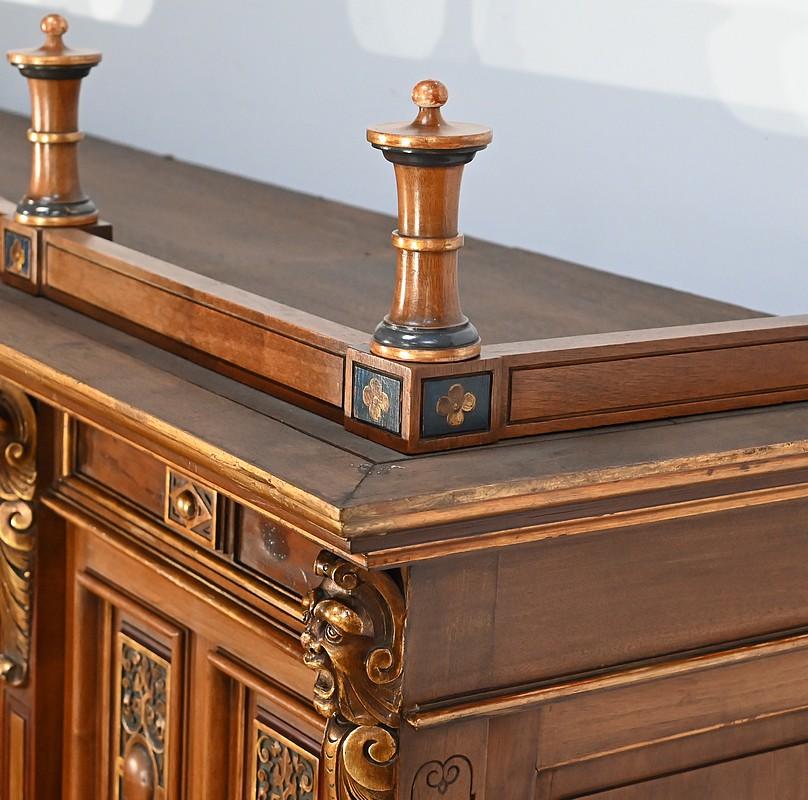 Seltenes italienisches Arbeitszimmer und Schreibtisch aus Nussbaum im Renaissance-Stil - 1900 (Französisch) im Angebot