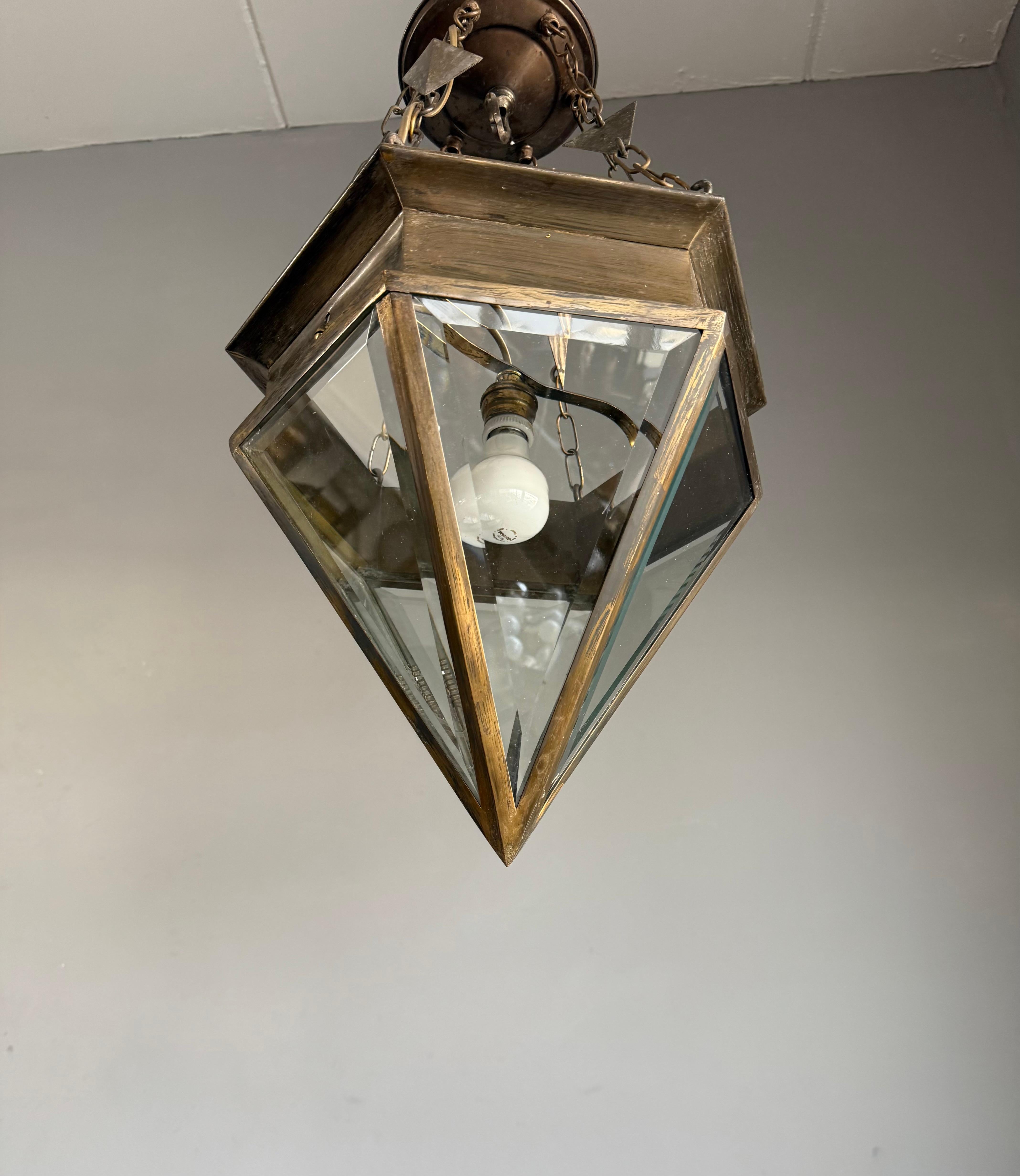 Rare Arts & Crafts Beveled Glass & Brass Suspension Light Lantern w. Chaîne unique en vente 2