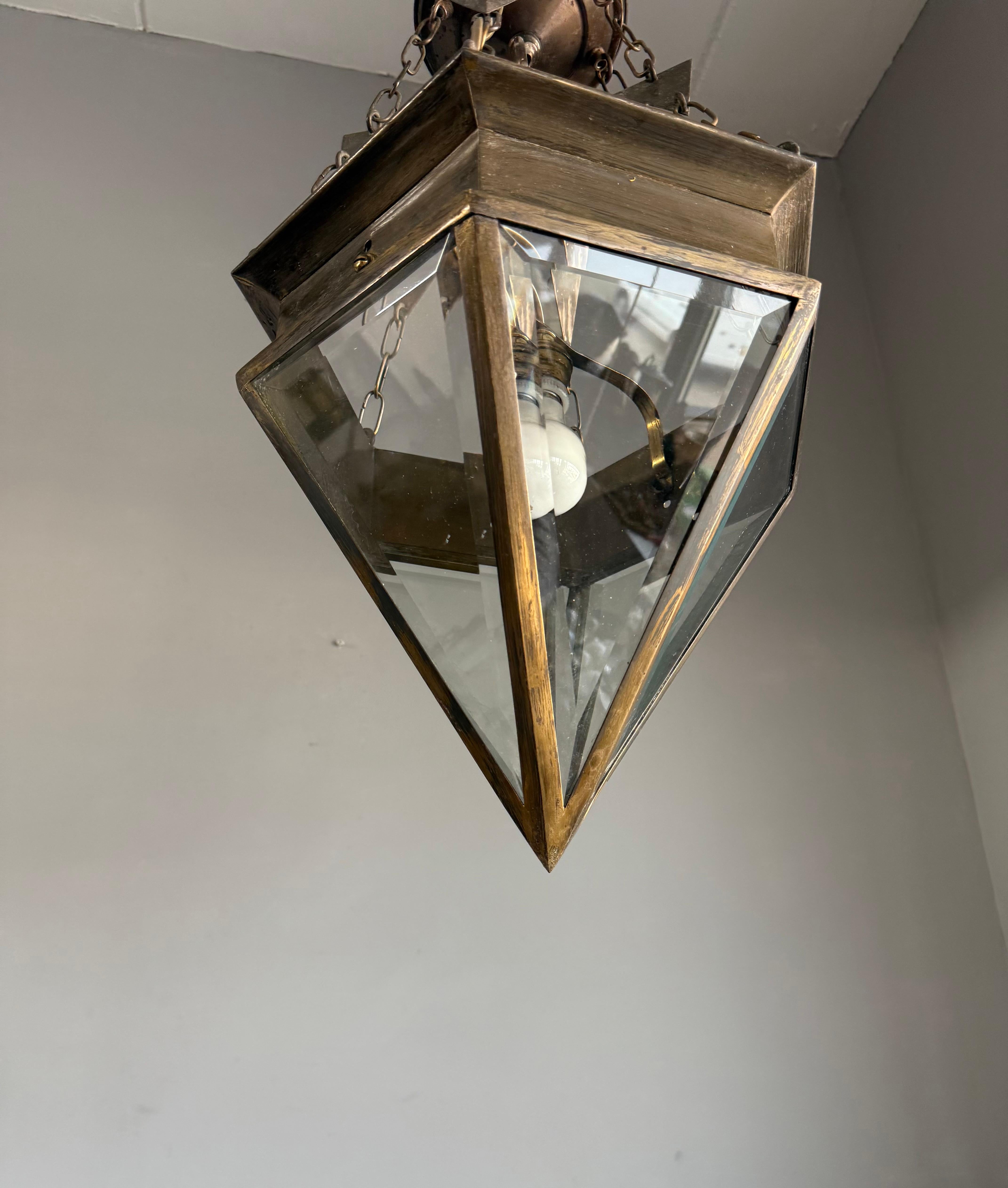Rare Arts & Crafts Beveled Glass & Brass Suspension Light Lantern w. Chaîne unique en vente 3