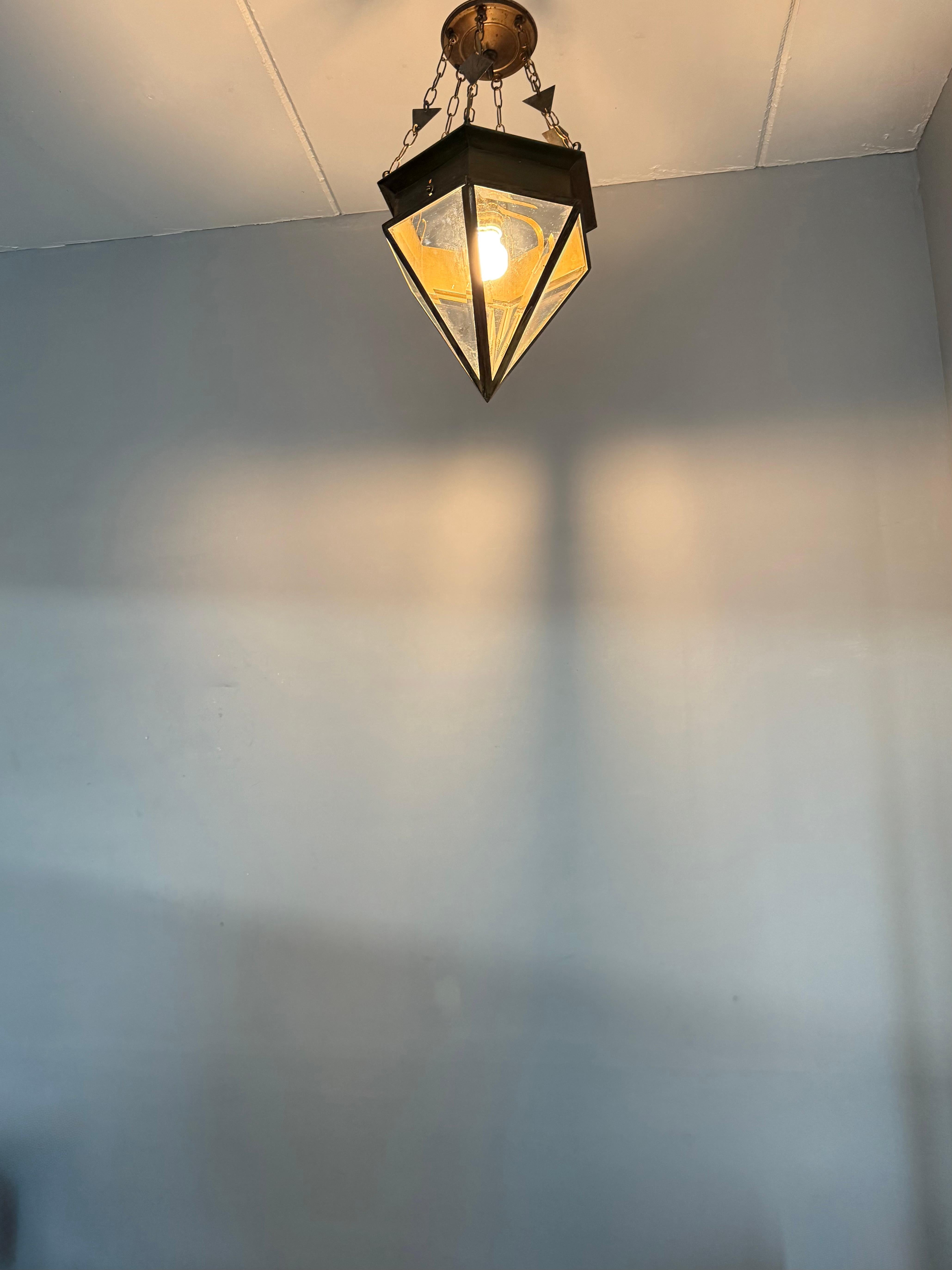 Rare Arts & Crafts Beveled Glass & Brass Suspension Light Lantern w. Chaîne unique en vente 5