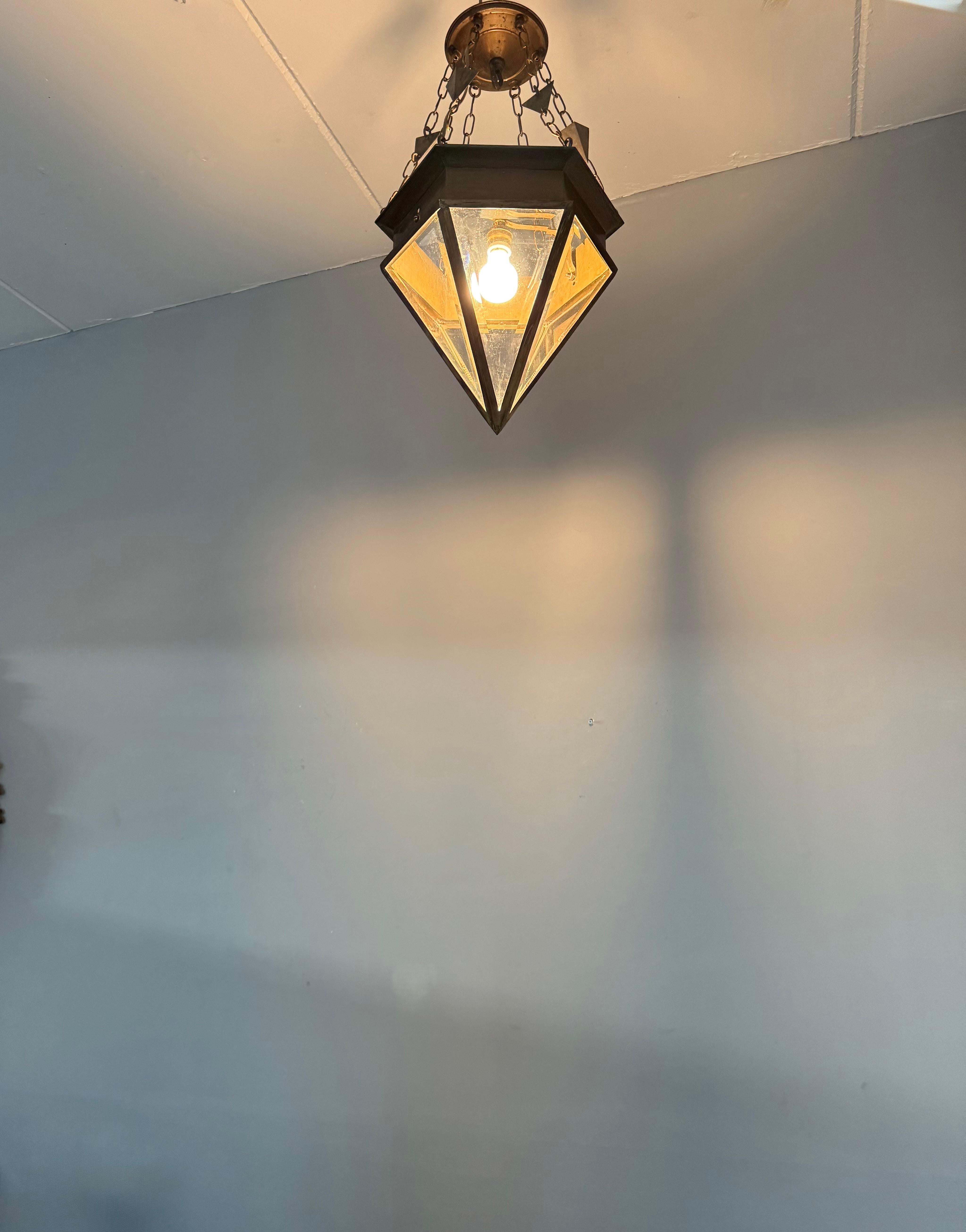 Rare Arts & Crafts Beveled Glass & Brass Suspension Light Lantern w. Chaîne unique en vente 6