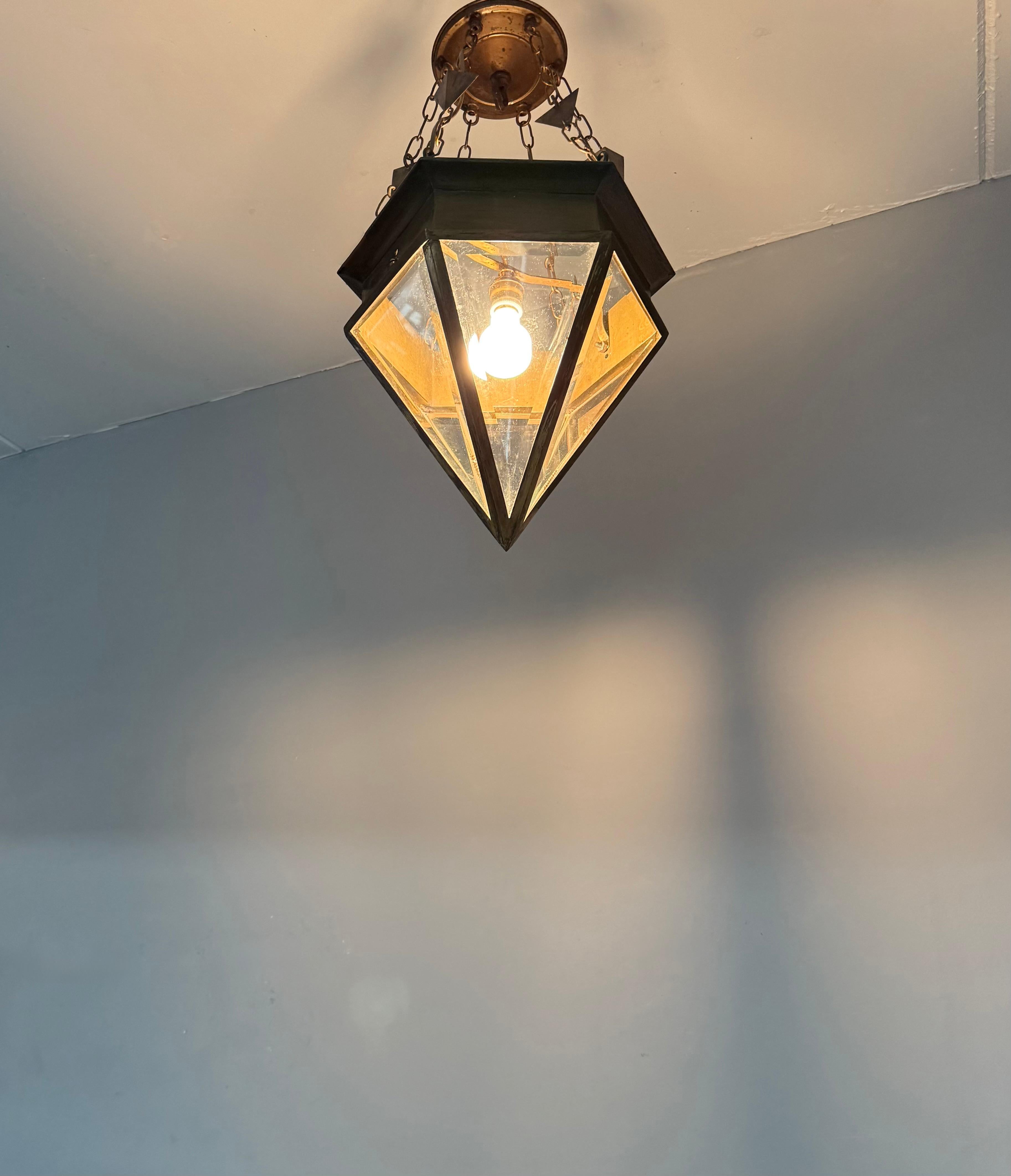 Rare Arts & Crafts Beveled Glass & Brass Suspension Light Lantern w. Chaîne unique en vente 7